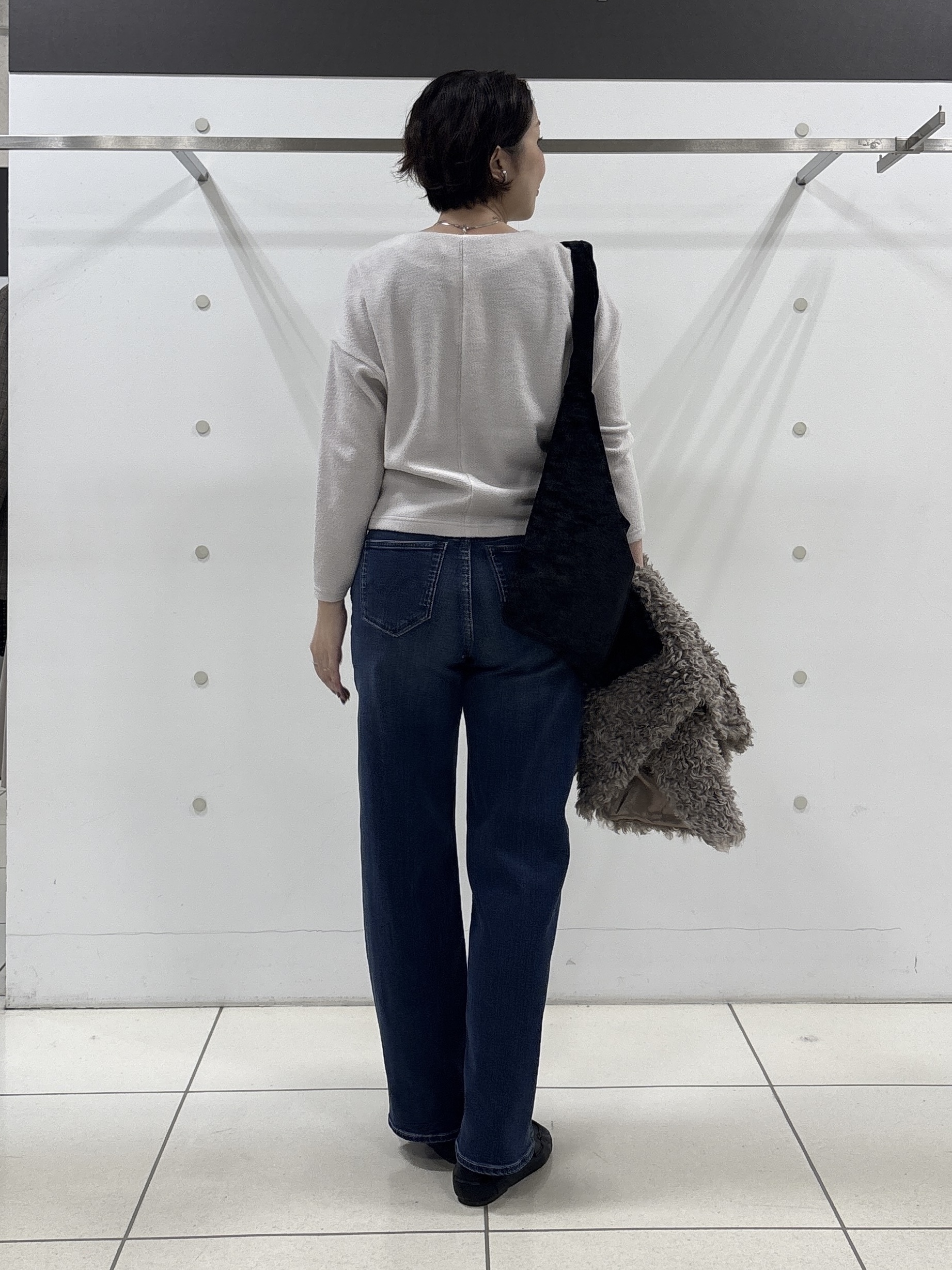 yuriさんの「INDIVI｜【羽織るだけでお洒落】カールエコファー ジレ」を使ったコーディネート