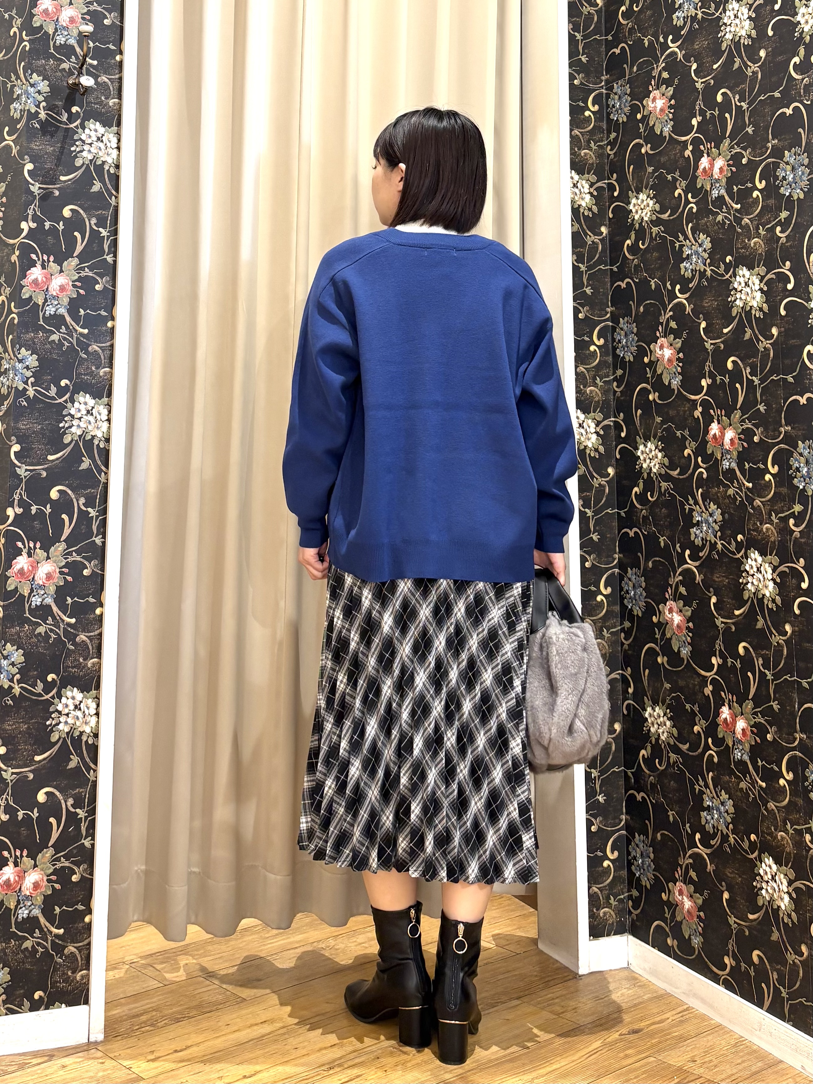 ネリさんの「SHOO･LA･RUE｜【毛玉になりにくい/S-LL/洗濯機可/体型カバー】Vネックゆったりカーディガン」を使ったコーディネート