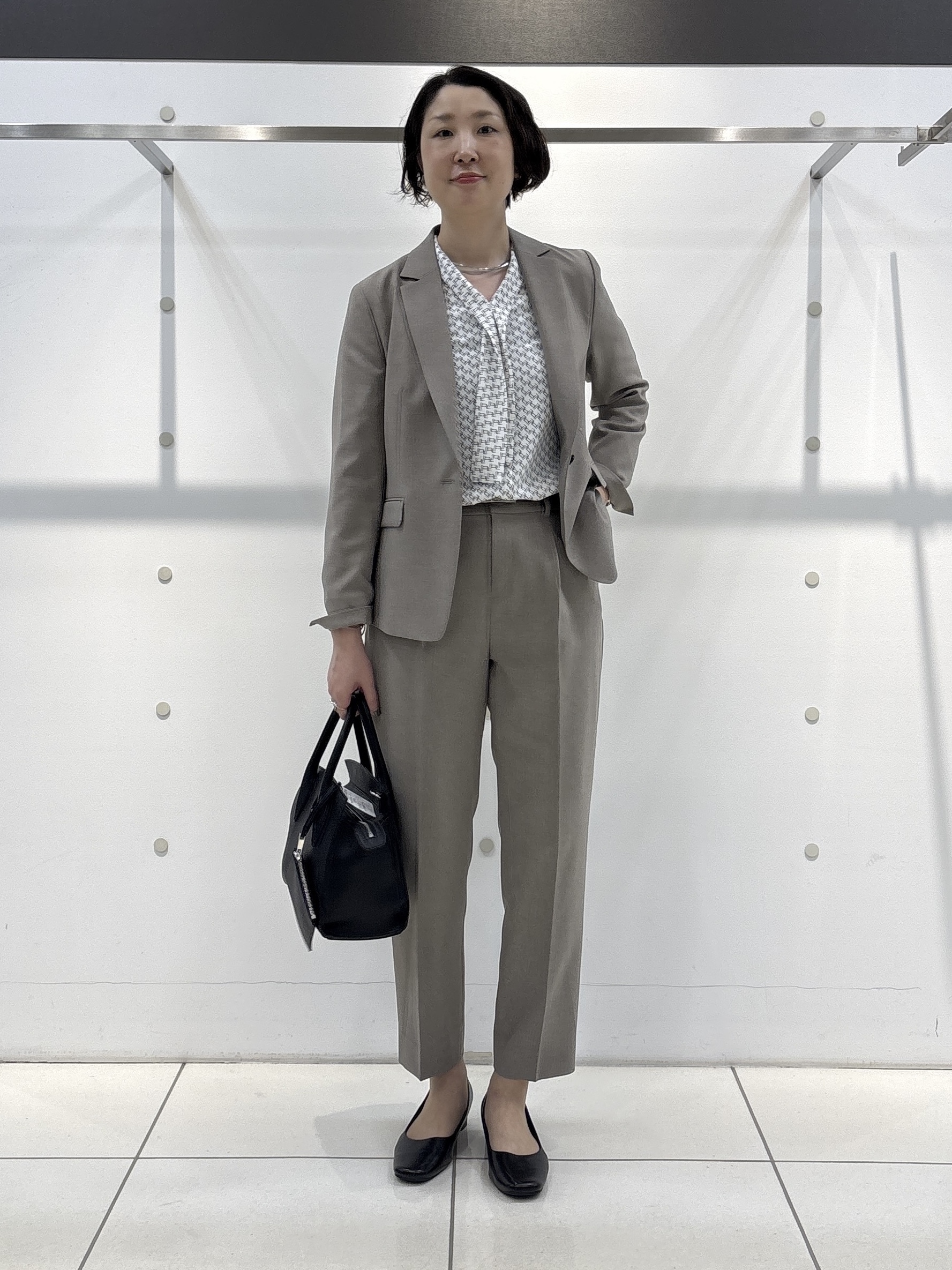 yuriさんの「INDIVI｜【UVケア／通勤】幾何学柄ボウタイ風ブラウス」を使ったコーディネート