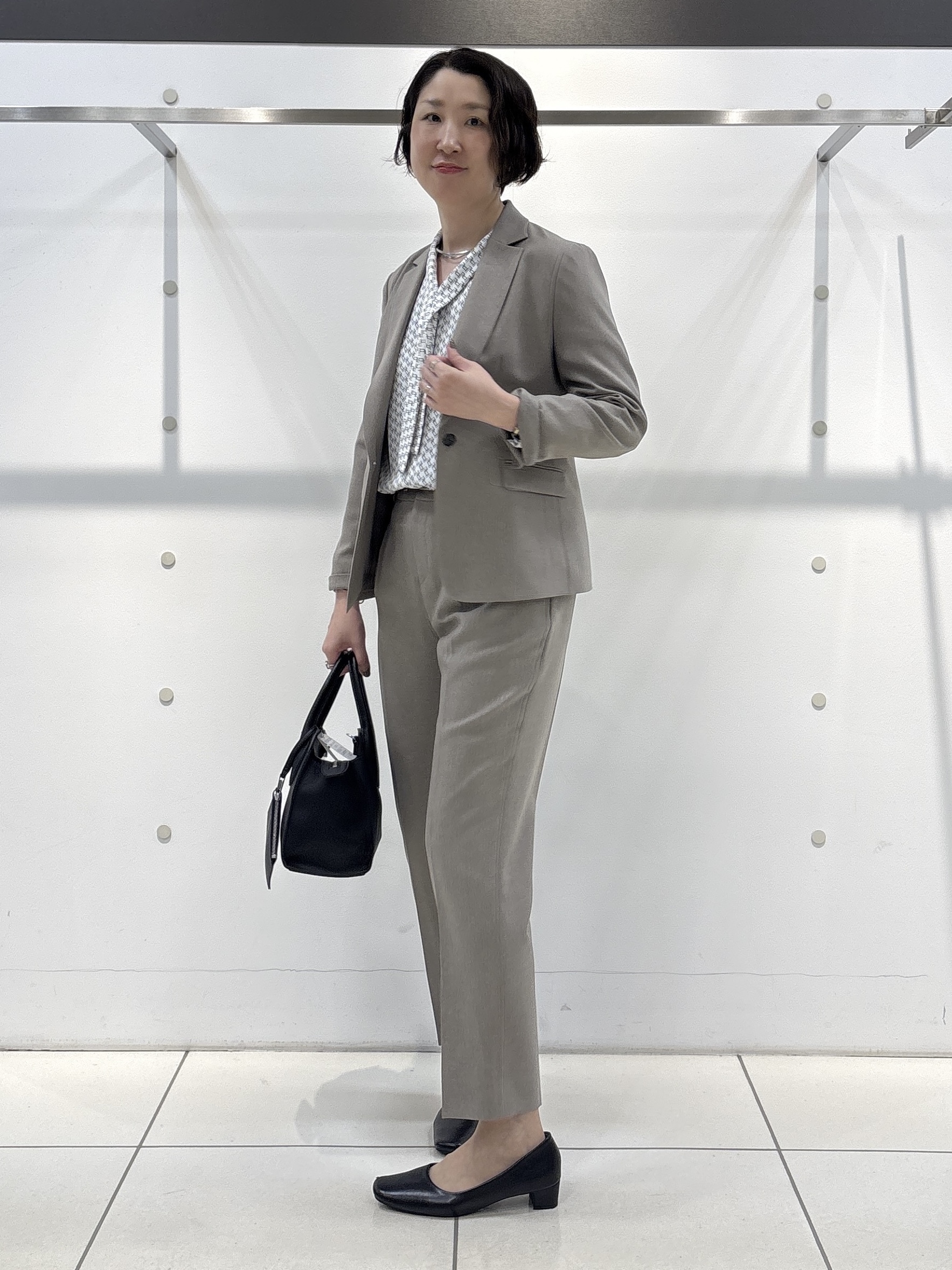yuriさんの「INDIVI｜【UVケア／通勤】幾何学柄ボウタイ風ブラウス」を使ったコーディネート