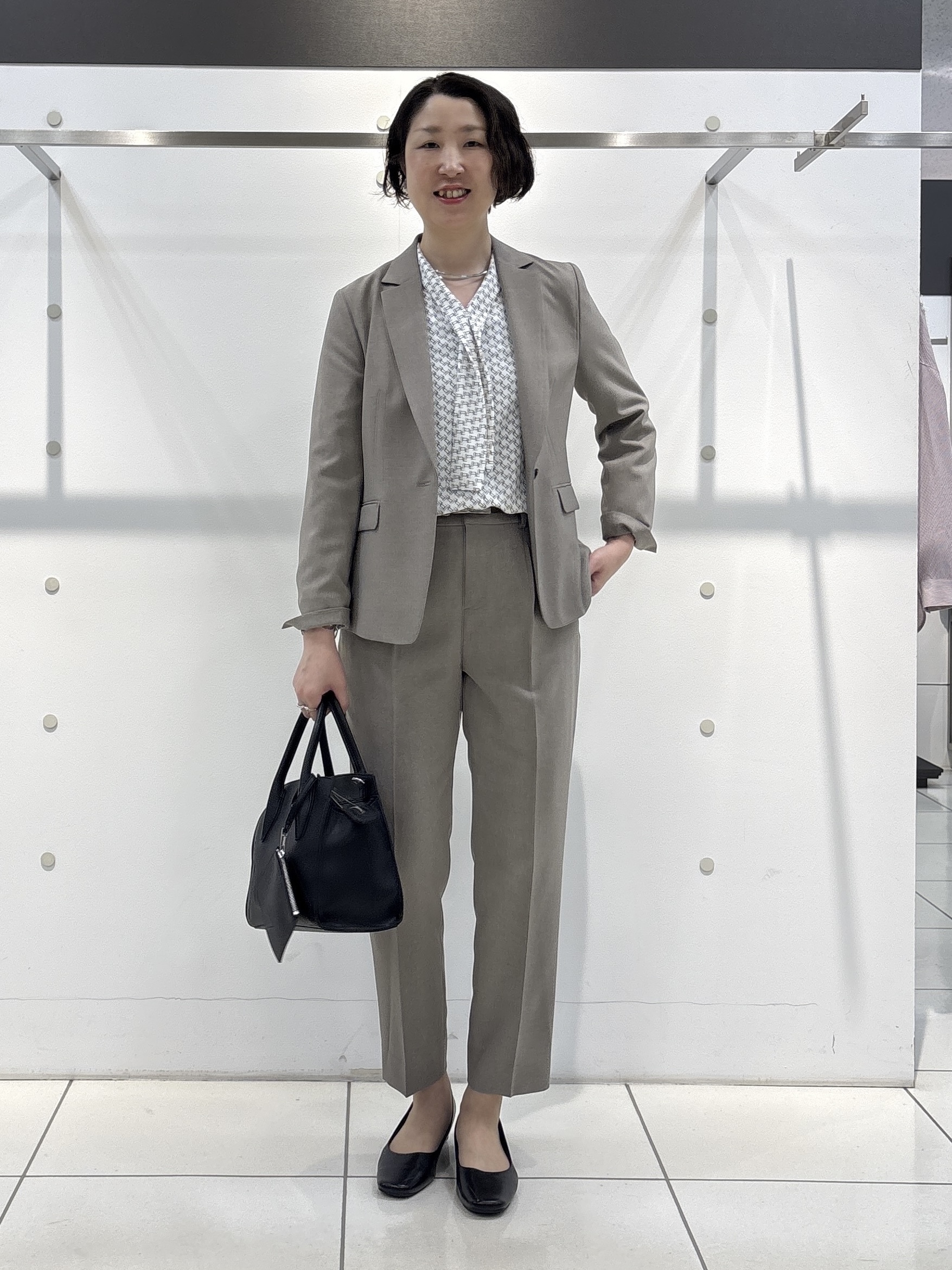 yuriさんの「INDIVI｜【UVケア／通勤】幾何学柄ボウタイ風ブラウス」を使ったコーディネート