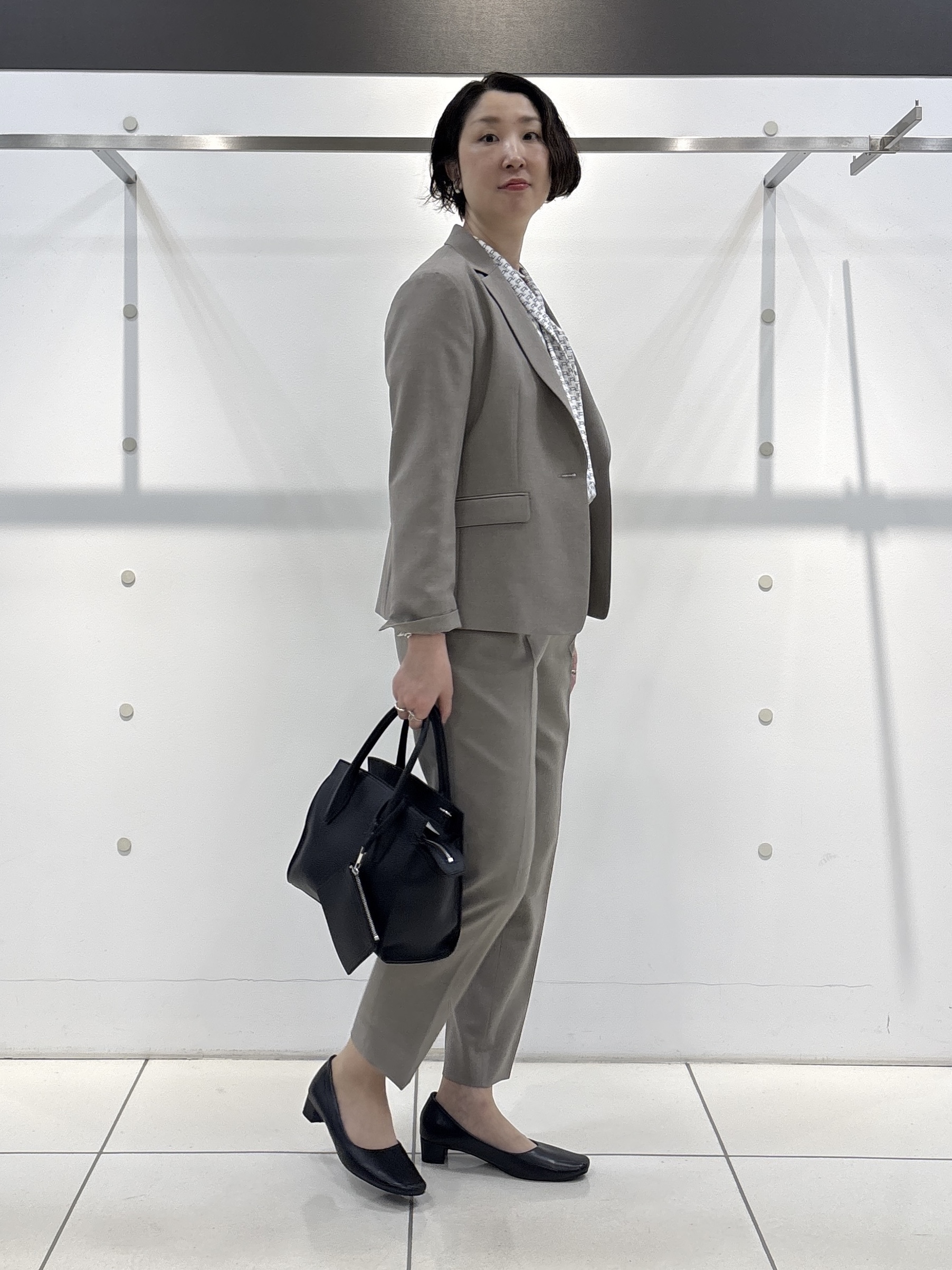 yuriさんの「INDIVI｜【UVケア／通勤】幾何学柄ボウタイ風ブラウス」を使ったコーディネート