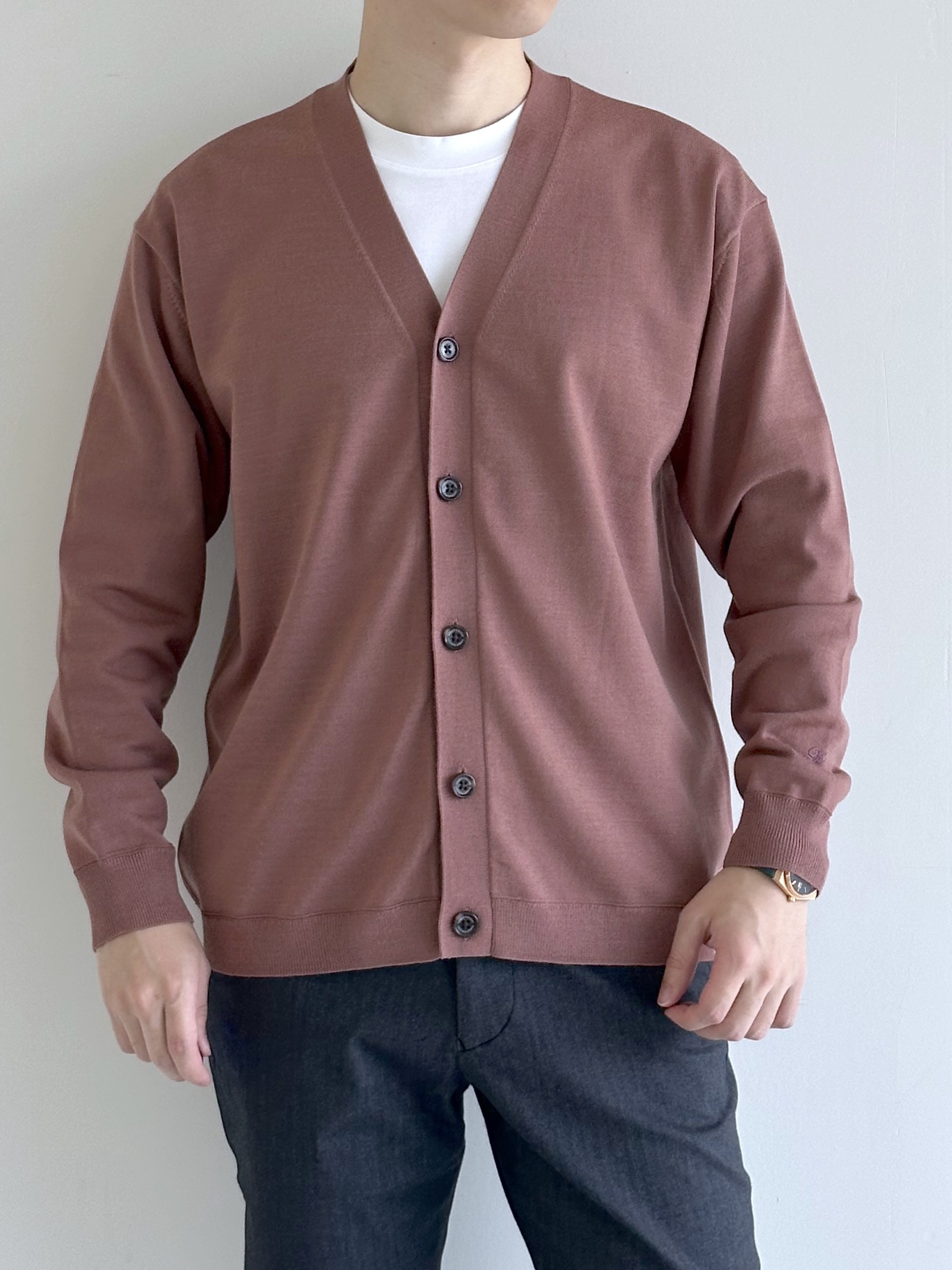 イッシーさんの「TAKEO KIKUCHI｜アンチピリング ニット カーディガン」を使ったコーディネート
