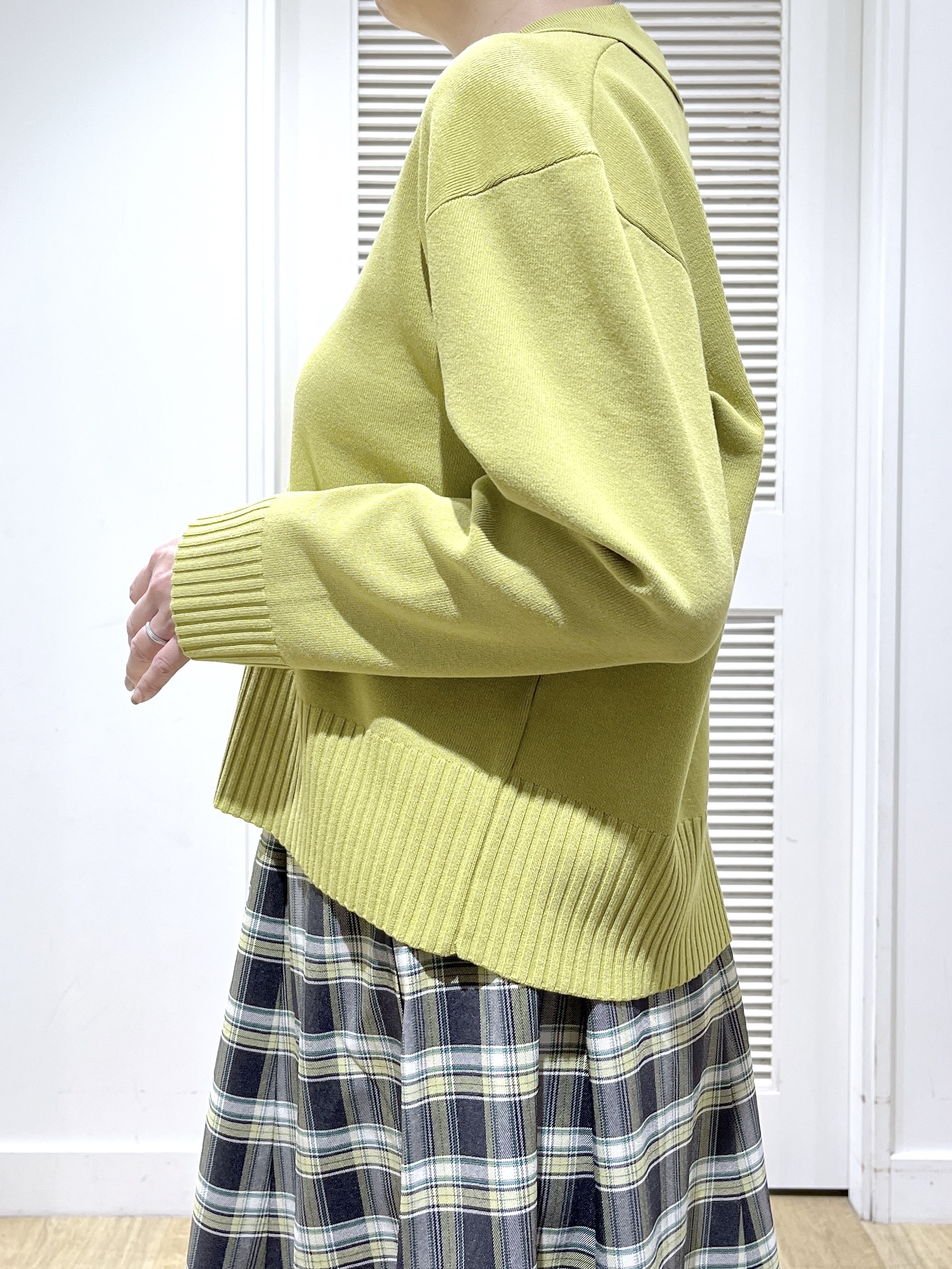 Miyazakiさんの「Dessin｜【洗濯機OK】抜け感スキッパーポロニット」を使ったコーディネート