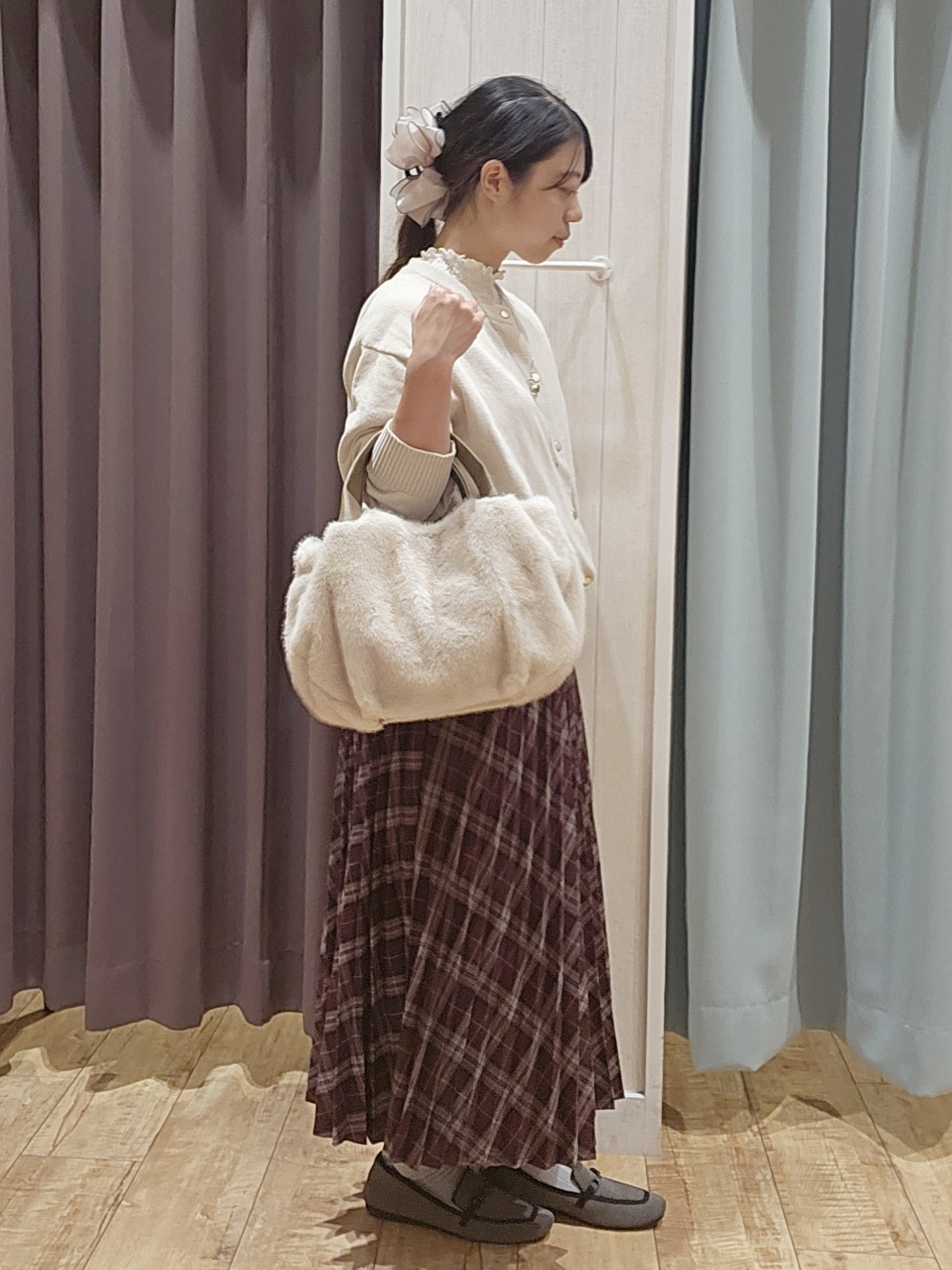 miyaさんの「SHOO･LA･RUE｜【S-LL/洗濯機可】手触りやわらか ミニモール金ボタンカーディガン」を使ったコーディネート