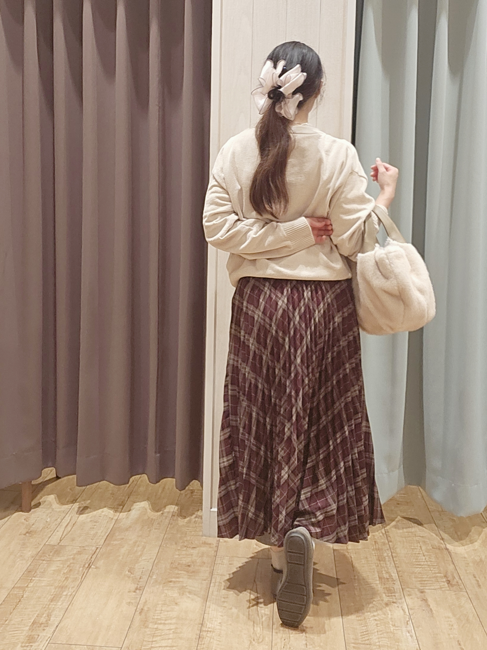 miyaさんの「SHOO･LA･RUE｜【S-LL/洗濯機可】手触りやわらか ミニモール金ボタンカーディガン」を使ったコーディネート