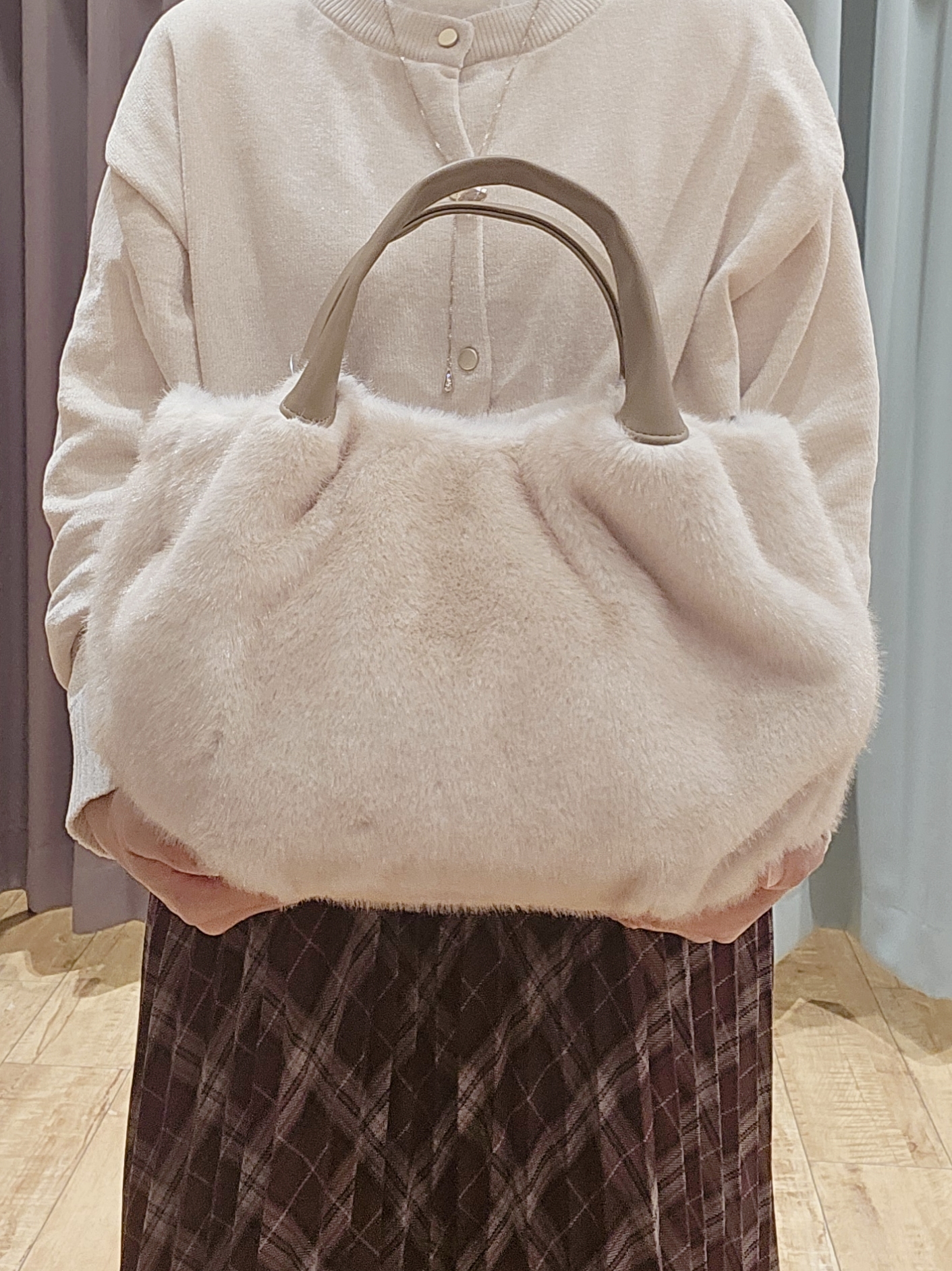miyaさんの「SHOO･LA･RUE｜【S-LL/洗濯機可】手触りやわらか ミニモール金ボタンカーディガン」を使ったコーディネート