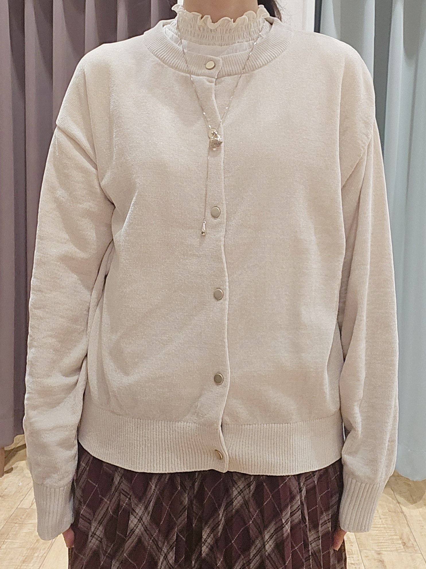 miyaさんの「SHOO･LA･RUE｜【S-LL/洗濯機可】手触りやわらか ミニモール金ボタンカーディガン」を使ったコーディネート
