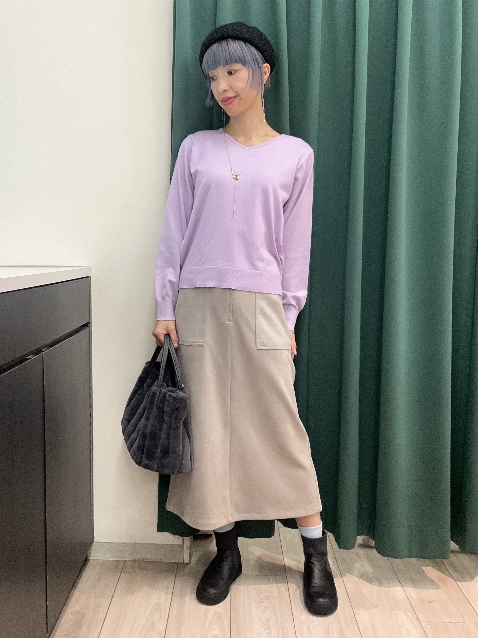 えまんさんの「SHOO･LA･RUE｜【S-LL/洗濯機可】お顔回りがすっきり見える やわらか浅Vネックニット」を使ったコーディネート