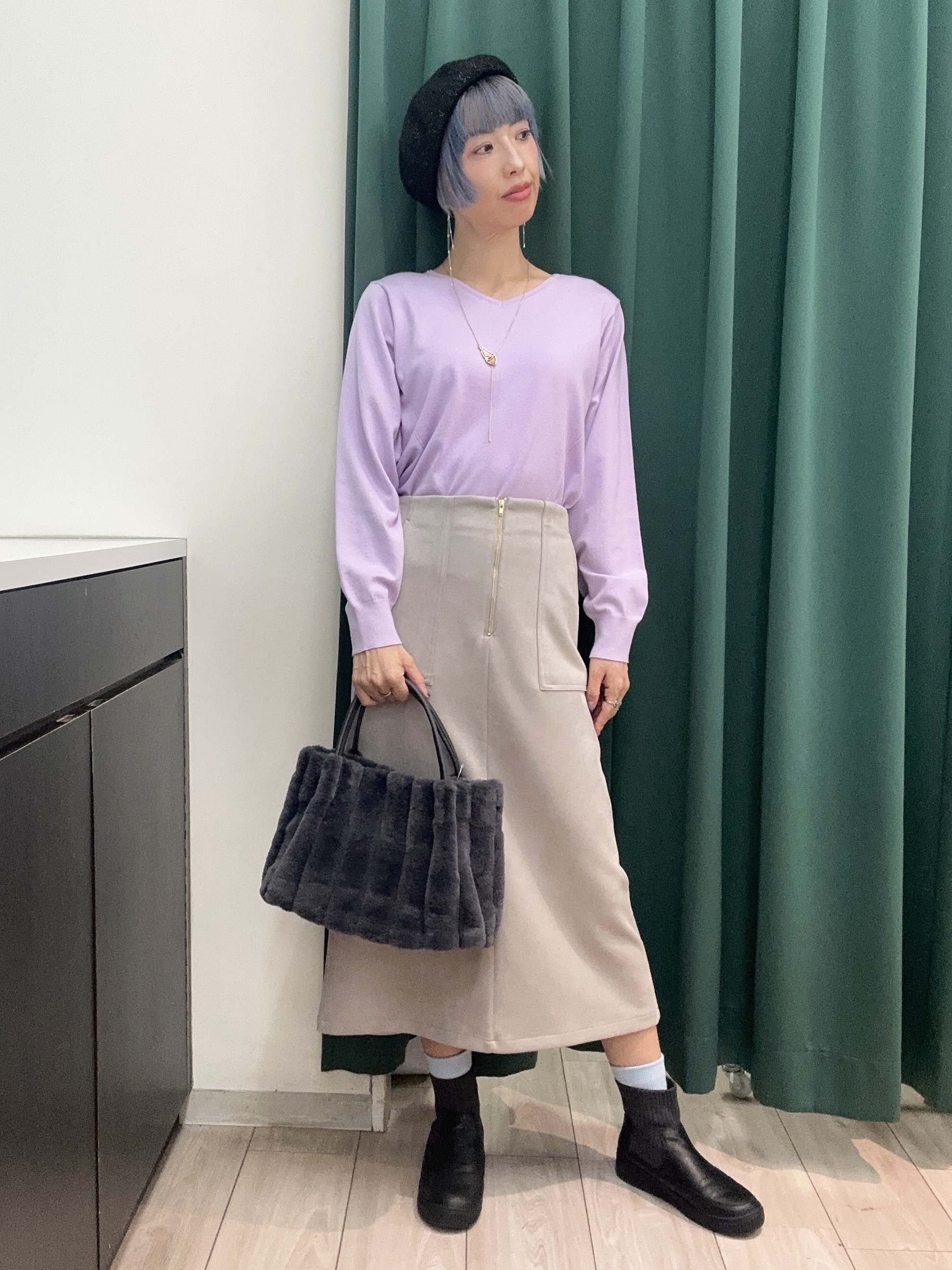 えまんさんの「SHOO･LA･RUE｜【S-LL/洗濯機可】お顔回りがすっきり見える やわらか浅Vネックニット」を使ったコーディネート