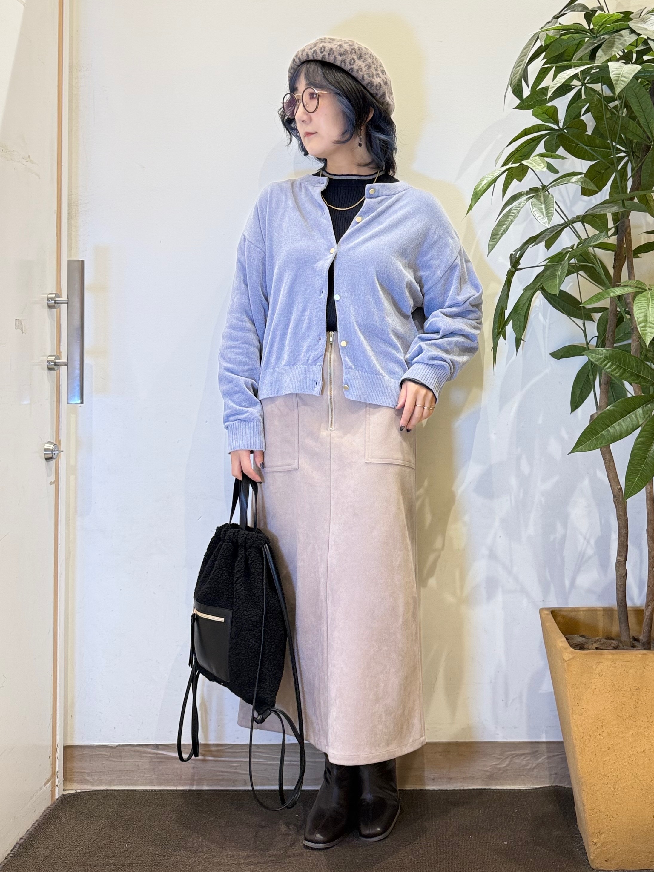 misakiさんの「SHOO･LA･RUE｜【S-LL/洗濯機可】手触りやわらか ミニモール金ボタンカーディガン」を使ったコーディネート