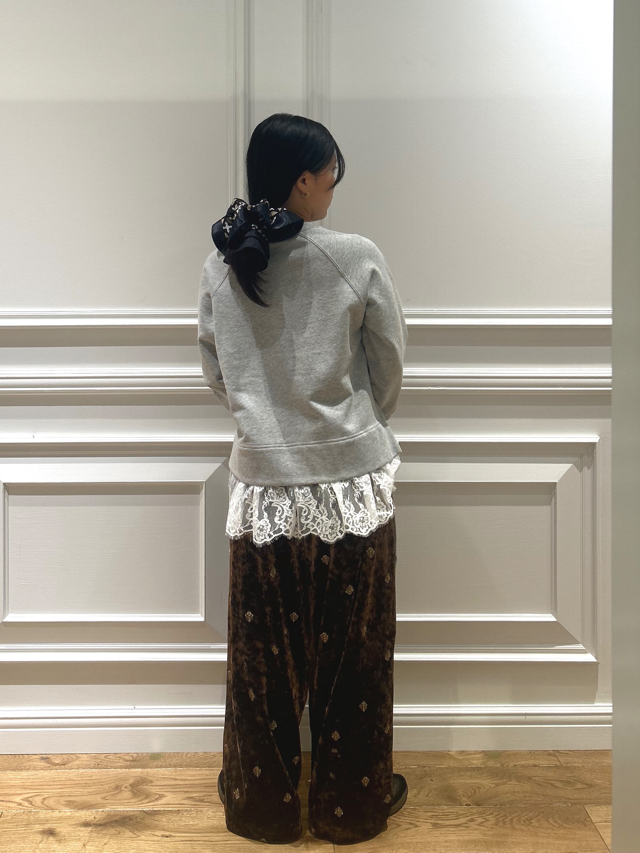 とりみさんの「DRESSTERIOR｜レースドッキング裏毛プルオーバー」を使ったコーディネート