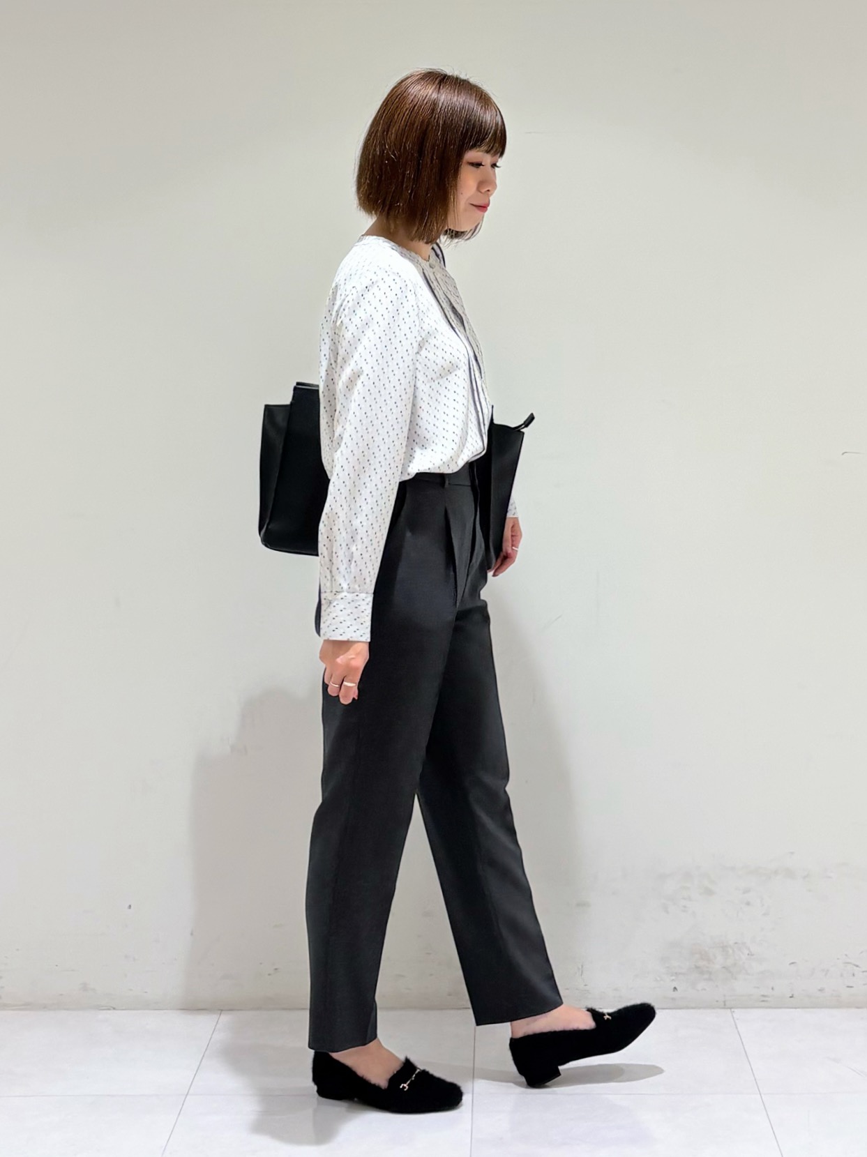 tsuyuさんの「INDIVI｜【通勤にオススメ／幾何学柄】ジョーゼットタックブラウス」を使ったコーディネート