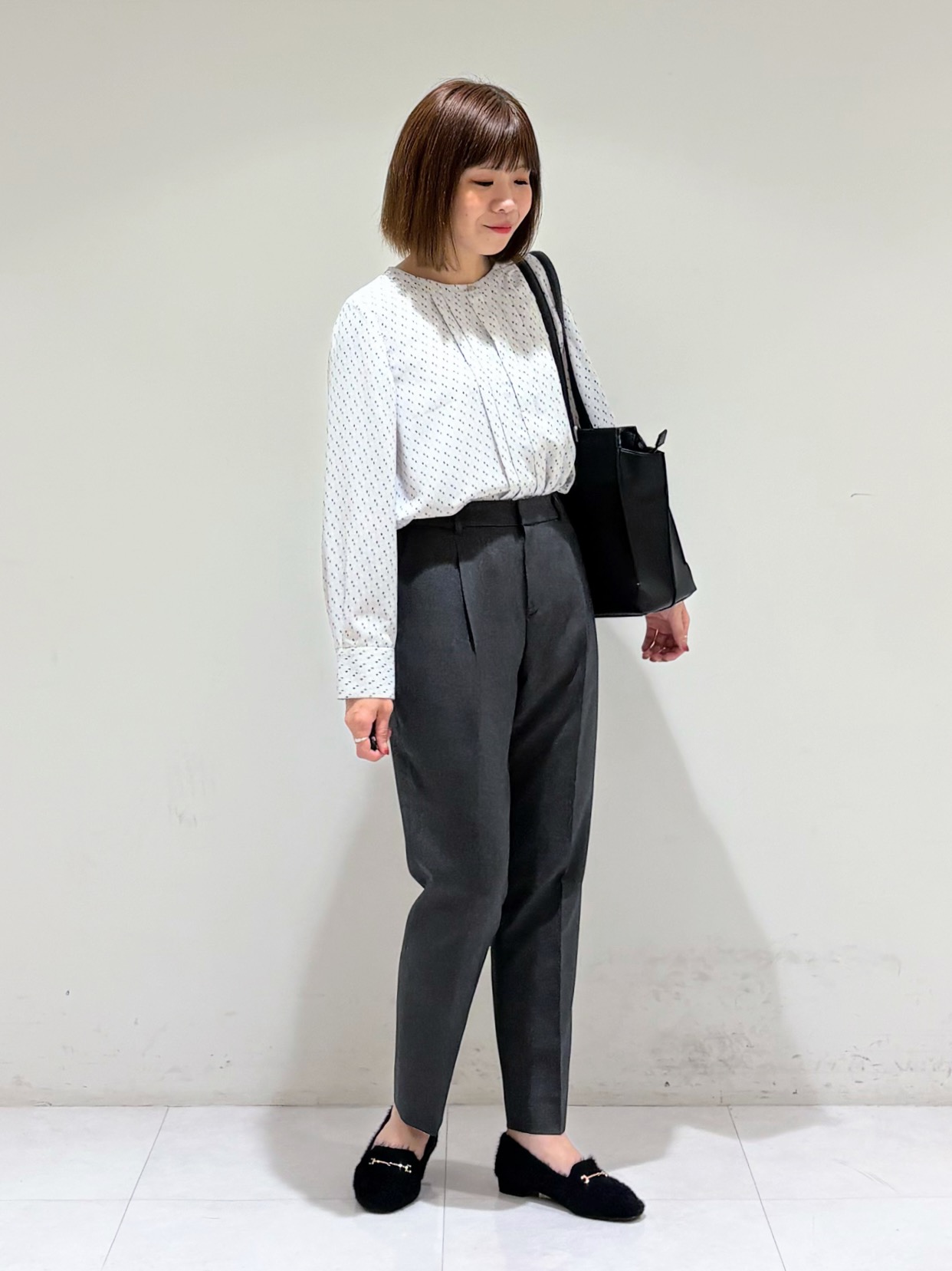 tsuyuさんの「INDIVI｜【通勤にオススメ／幾何学柄】ジョーゼットタックブラウス」を使ったコーディネート