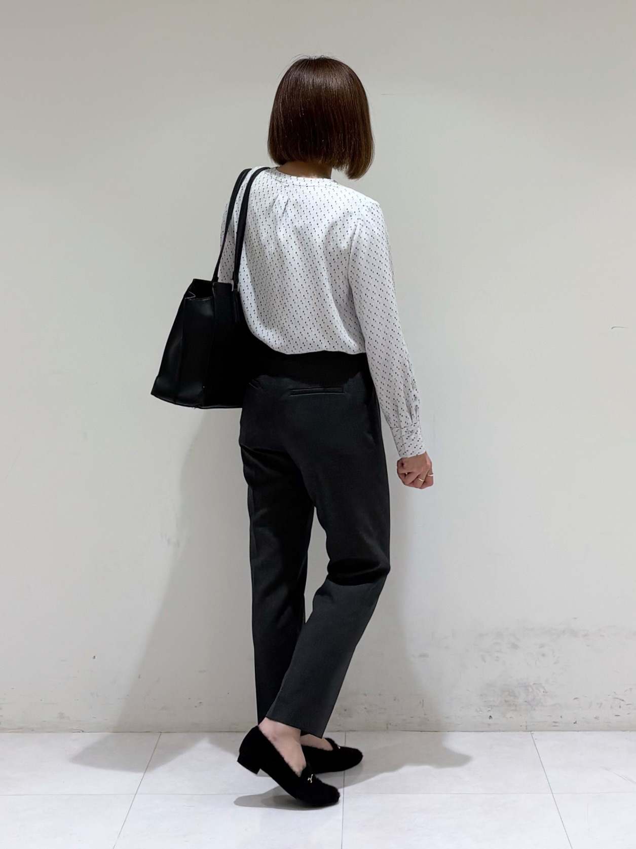 tsuyuさんの「INDIVI｜【通勤にオススメ／幾何学柄】ジョーゼットタックブラウス」を使ったコーディネート
