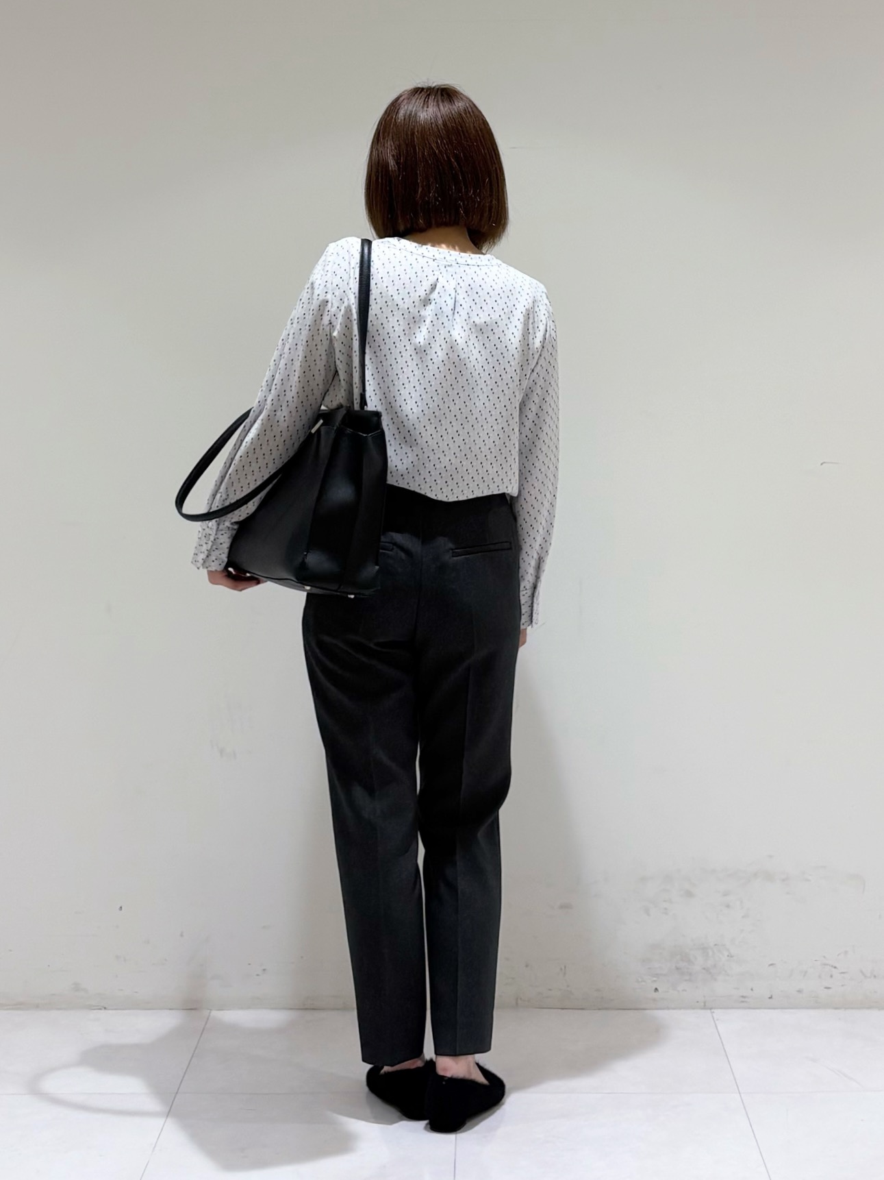 tsuyuさんの「INDIVI｜【通勤にオススメ／幾何学柄】ジョーゼットタックブラウス」を使ったコーディネート