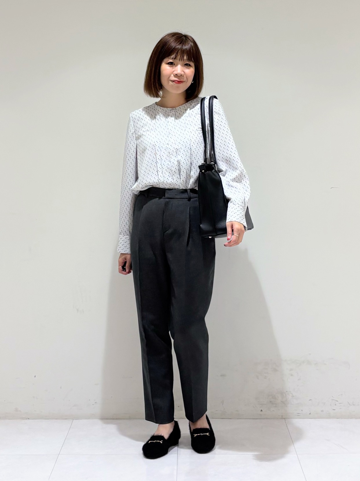 tsuyuさんの「INDIVI｜【通勤にオススメ／幾何学柄】ジョーゼットタックブラウス」を使ったコーディネート