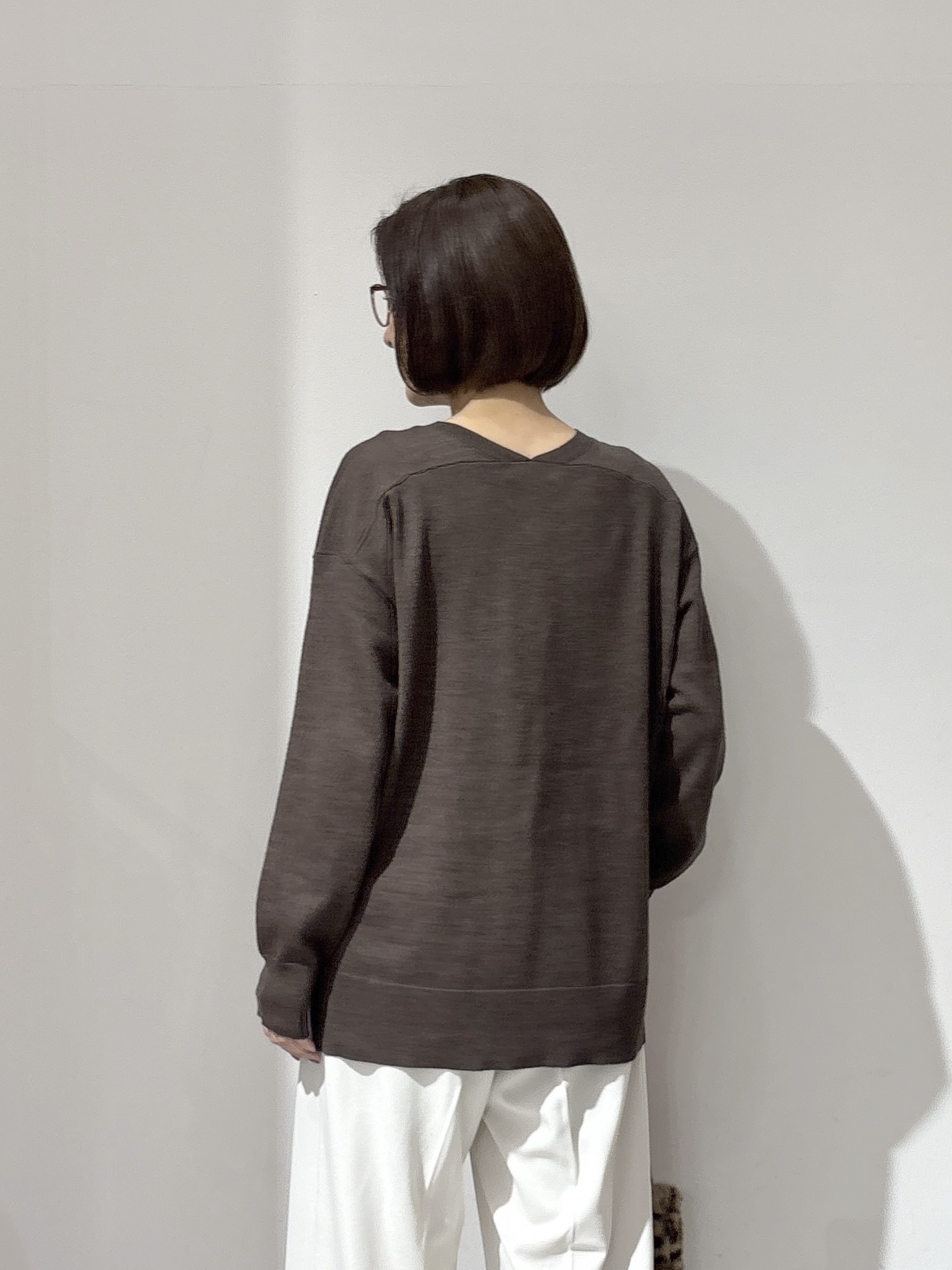 NAKAさんの「OPAQUE.CLIP｜『THE』名品リラクシーVネックニット【洗濯機OK】」を使ったコーディネート