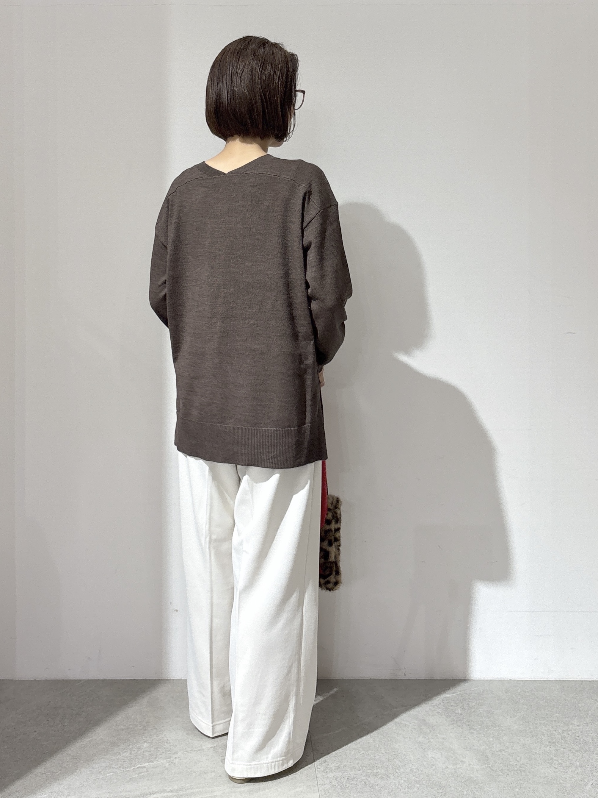 NAKAさんの「OPAQUE.CLIP｜『THE』名品リラクシーVネックニット【洗濯機OK】」を使ったコーディネート