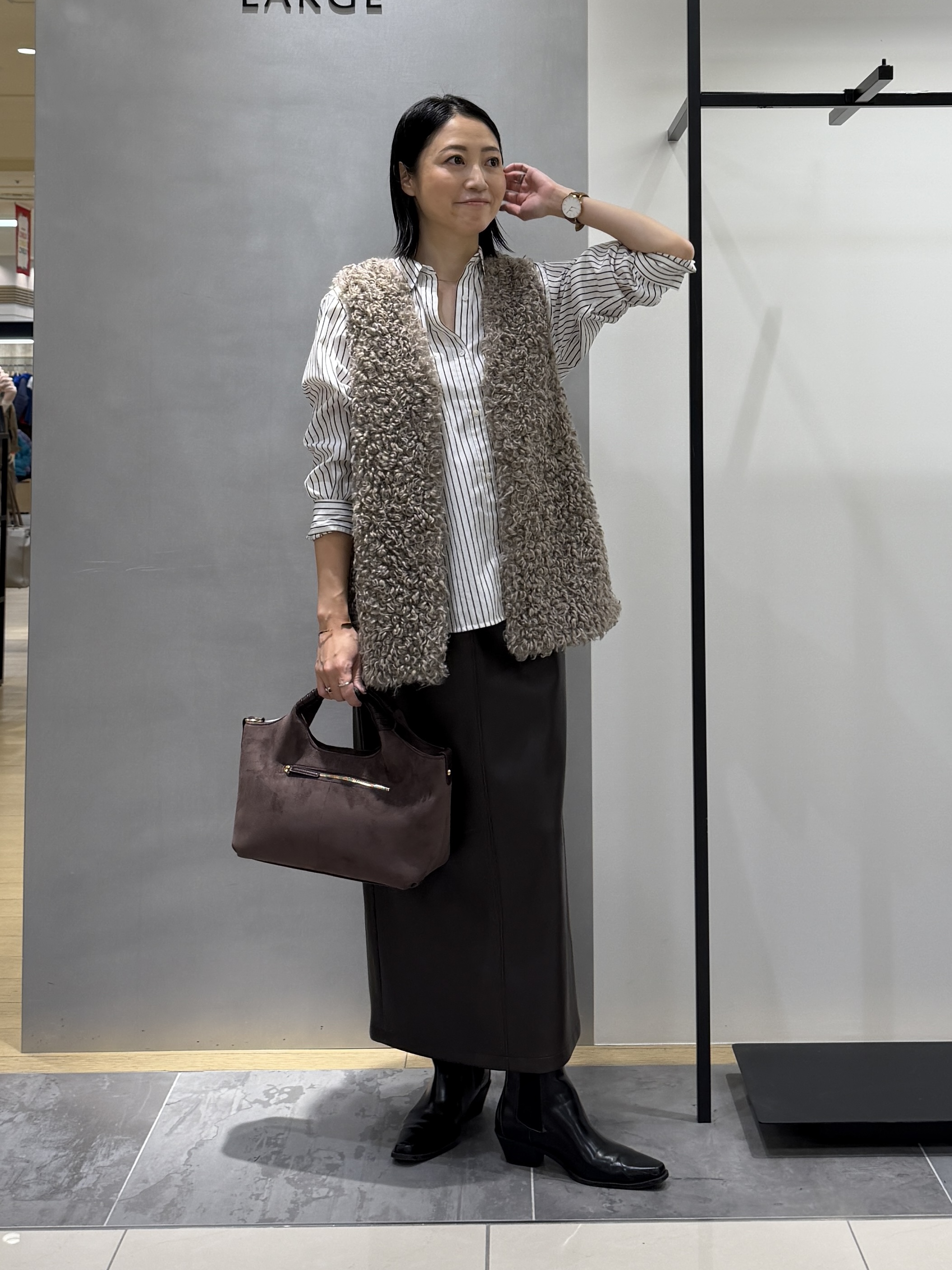 shihoさんの「INDIVI｜【羽織るだけでお洒落】カールエコファー ジレ」を使ったコーディネート
