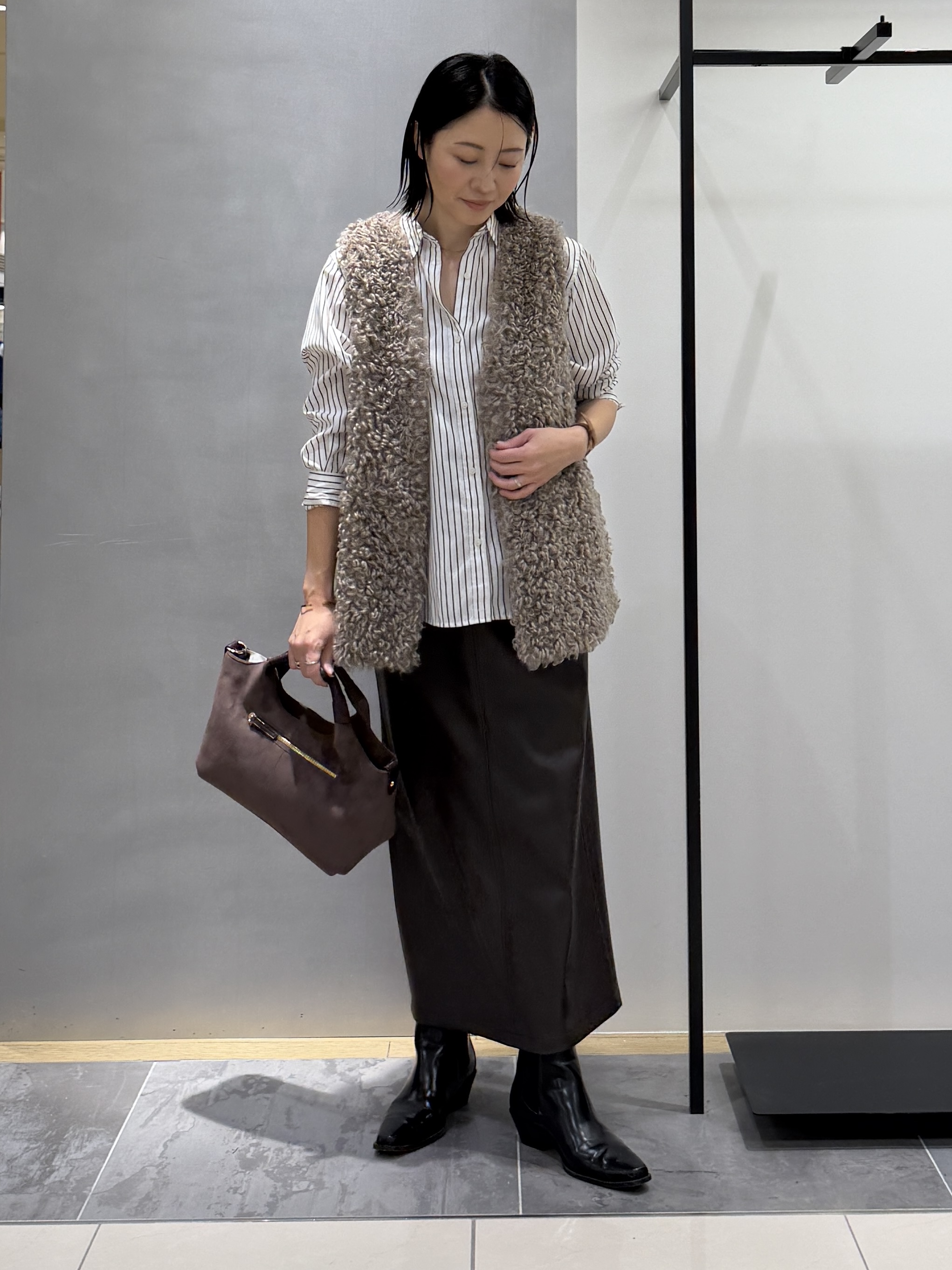 shihoさんの「INDIVI｜【羽織るだけでお洒落】カールエコファー ジレ」を使ったコーディネート