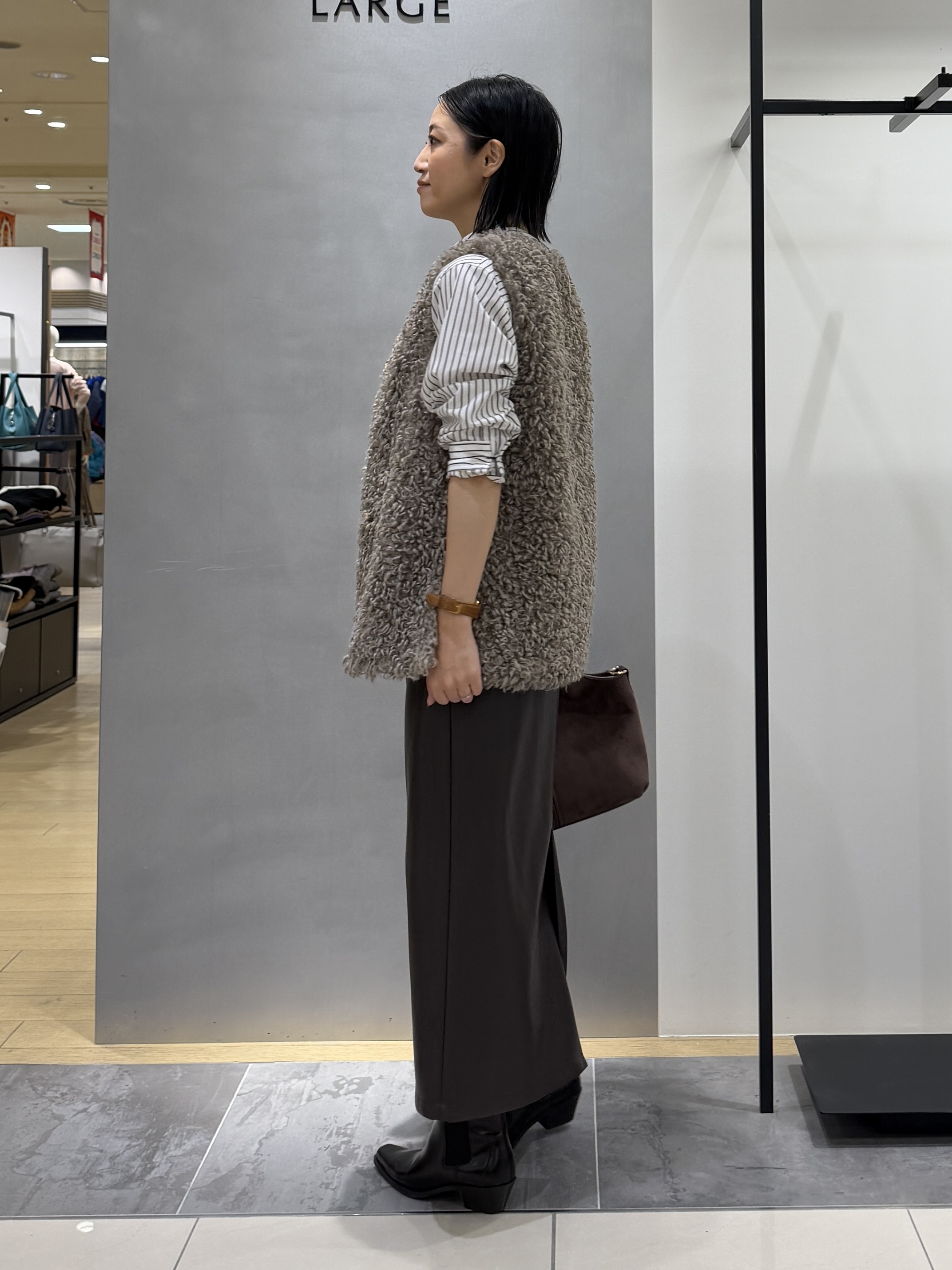 shihoさんの「INDIVI｜【羽織るだけでお洒落】カールエコファー ジレ」を使ったコーディネート