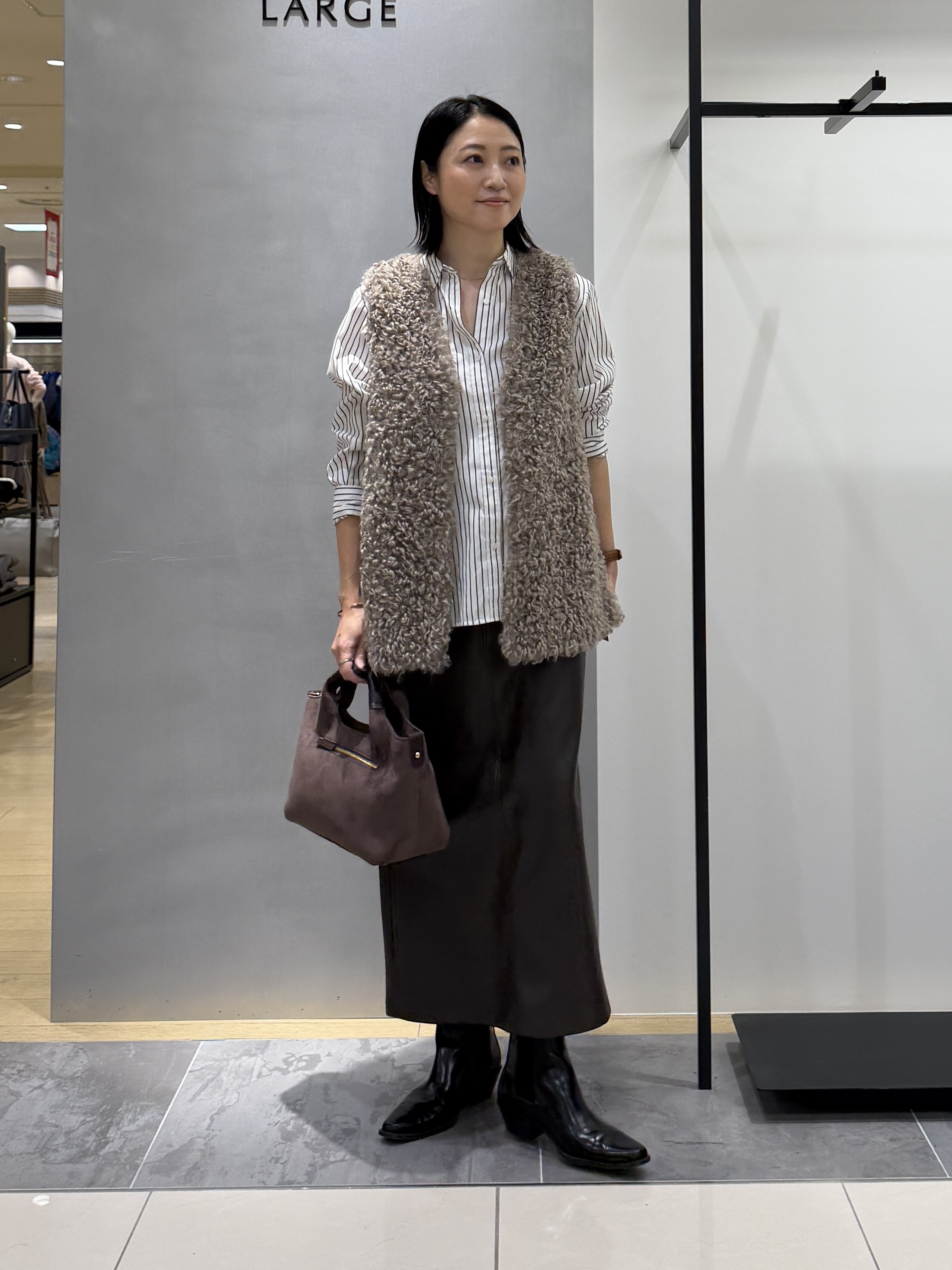 shihoさんの「INDIVI｜【羽織るだけでお洒落】カールエコファー ジレ」を使ったコーディネート