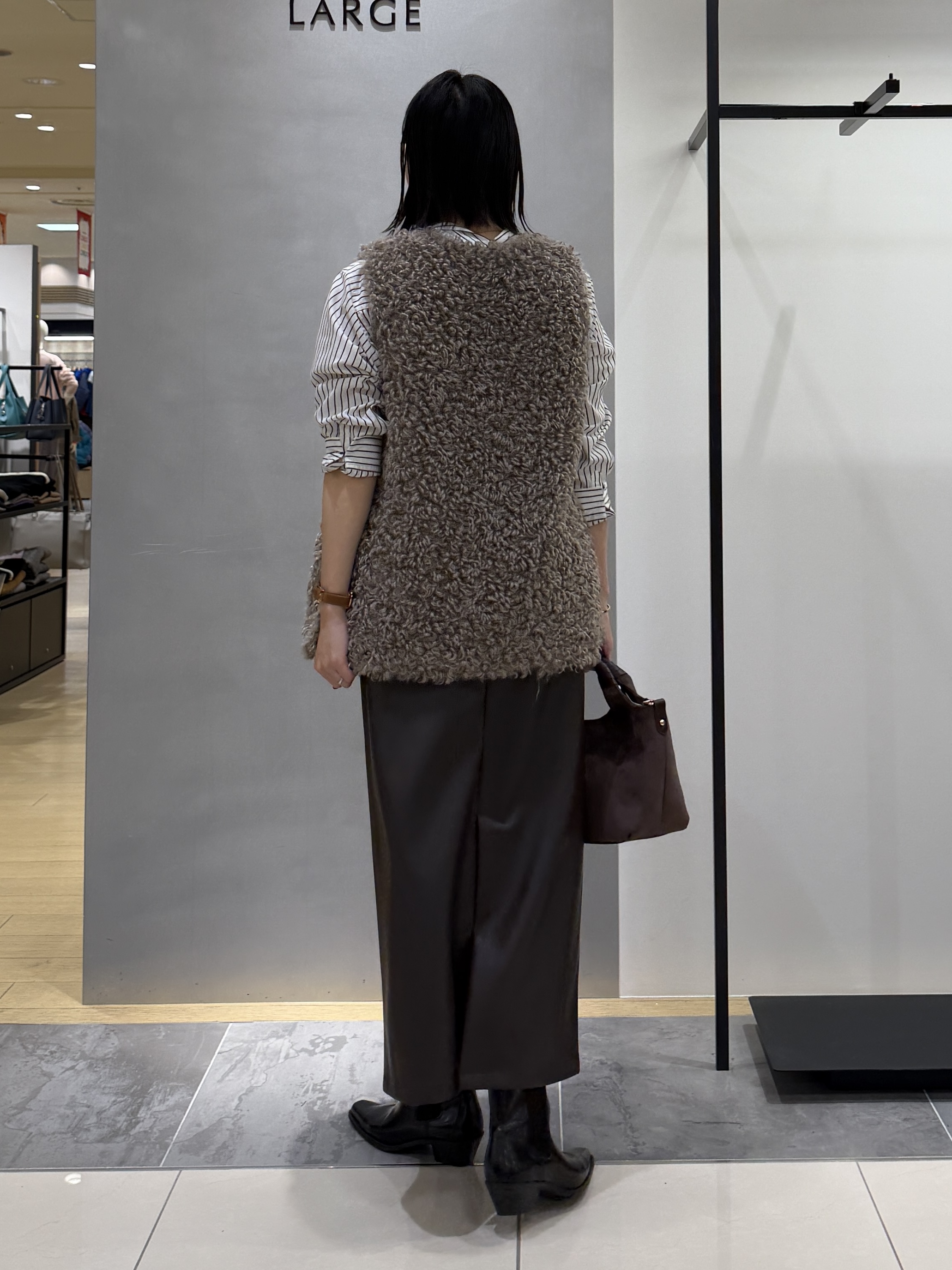 shihoさんの「INDIVI｜【羽織るだけでお洒落】カールエコファー ジレ」を使ったコーディネート
