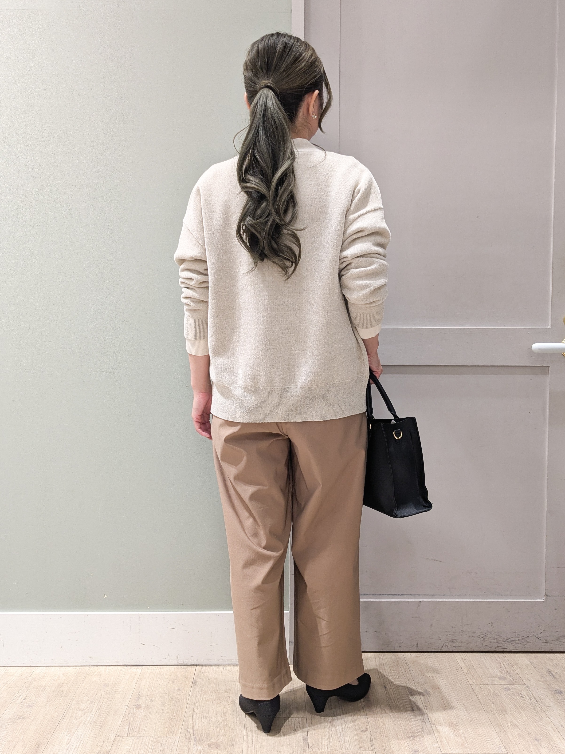kuwawaさんの「grove｜【ベロアのような艶感を纏う】上品Vネックカーディガン」を使ったコーディネート