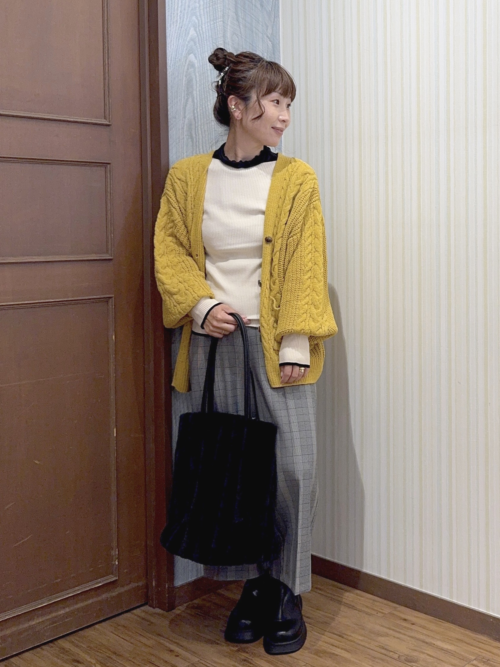 よっしーさんの「SHOO･LA･RUE｜【洗濯機可】もこもちモールケーブル Vネックカーディガン」を使ったコーディネート