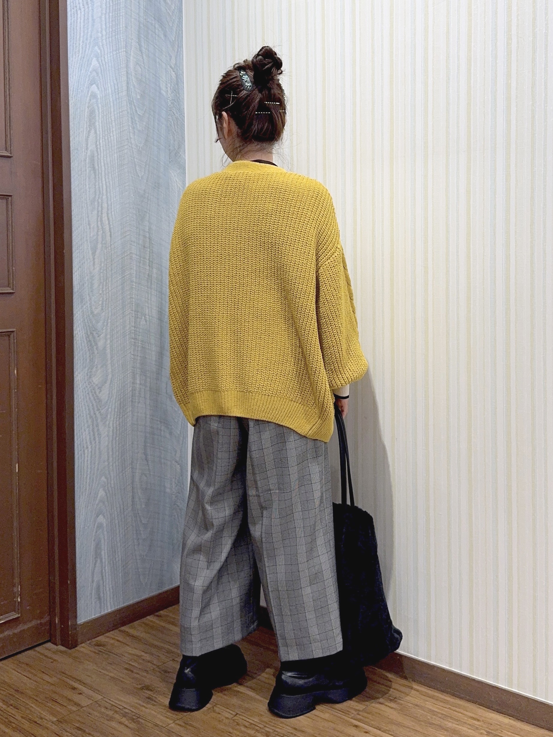 よっしーさんの「SHOO･LA･RUE｜【洗濯機可】もこもちモールケーブル Vネックカーディガン」を使ったコーディネート