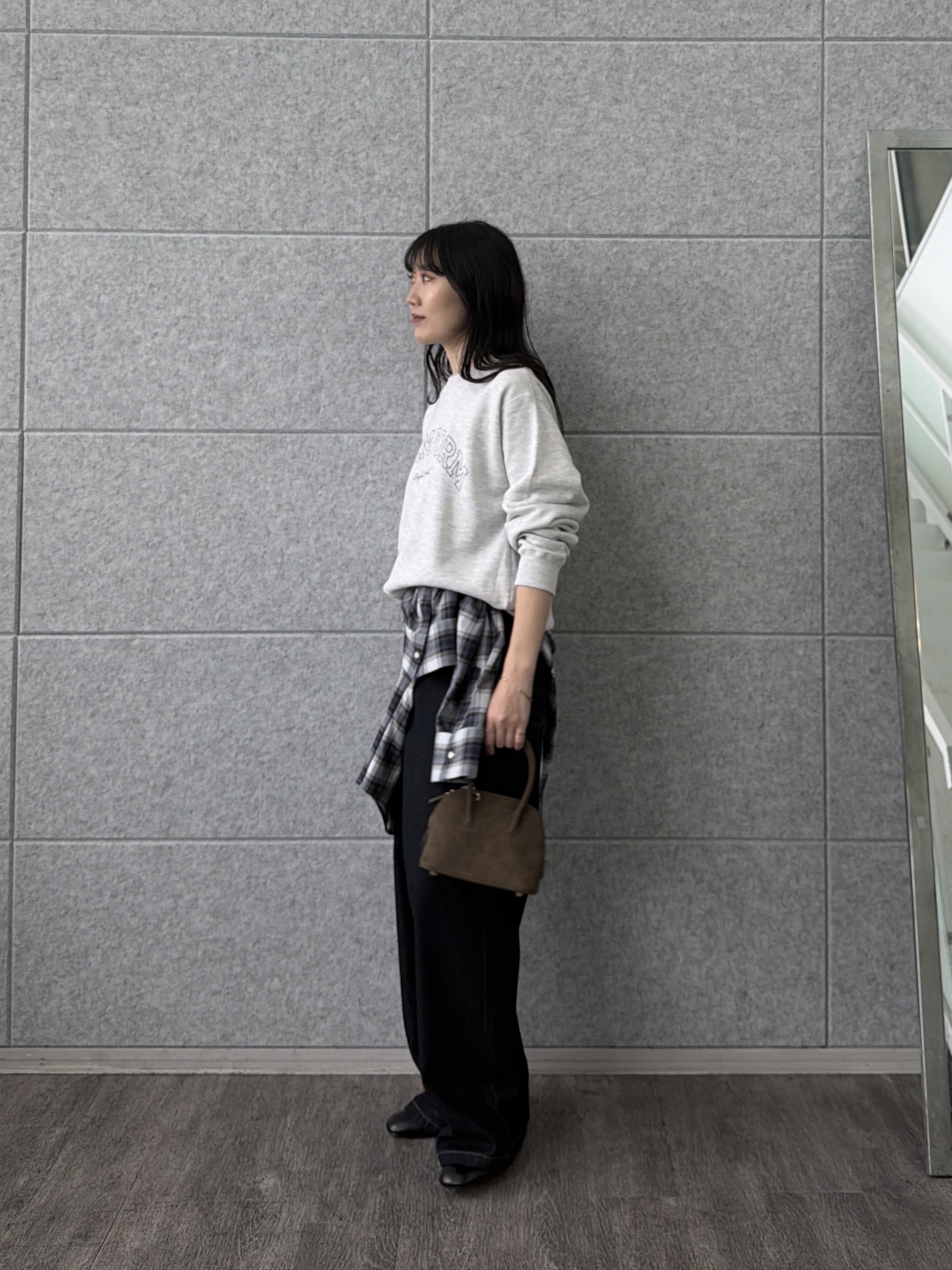 rinaさんの「INDIVI｜フォルムロゴスウェット」を使ったコーディネート