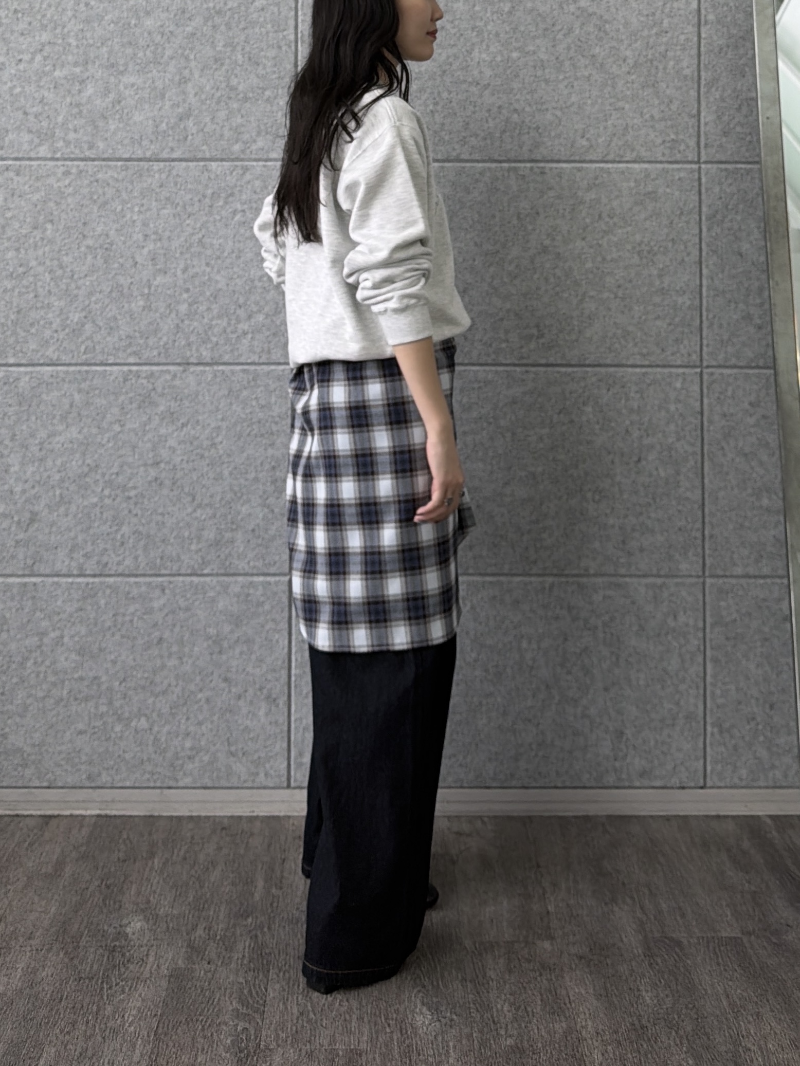 rinaさんの「INDIVI｜フォルムロゴスウェット」を使ったコーディネート