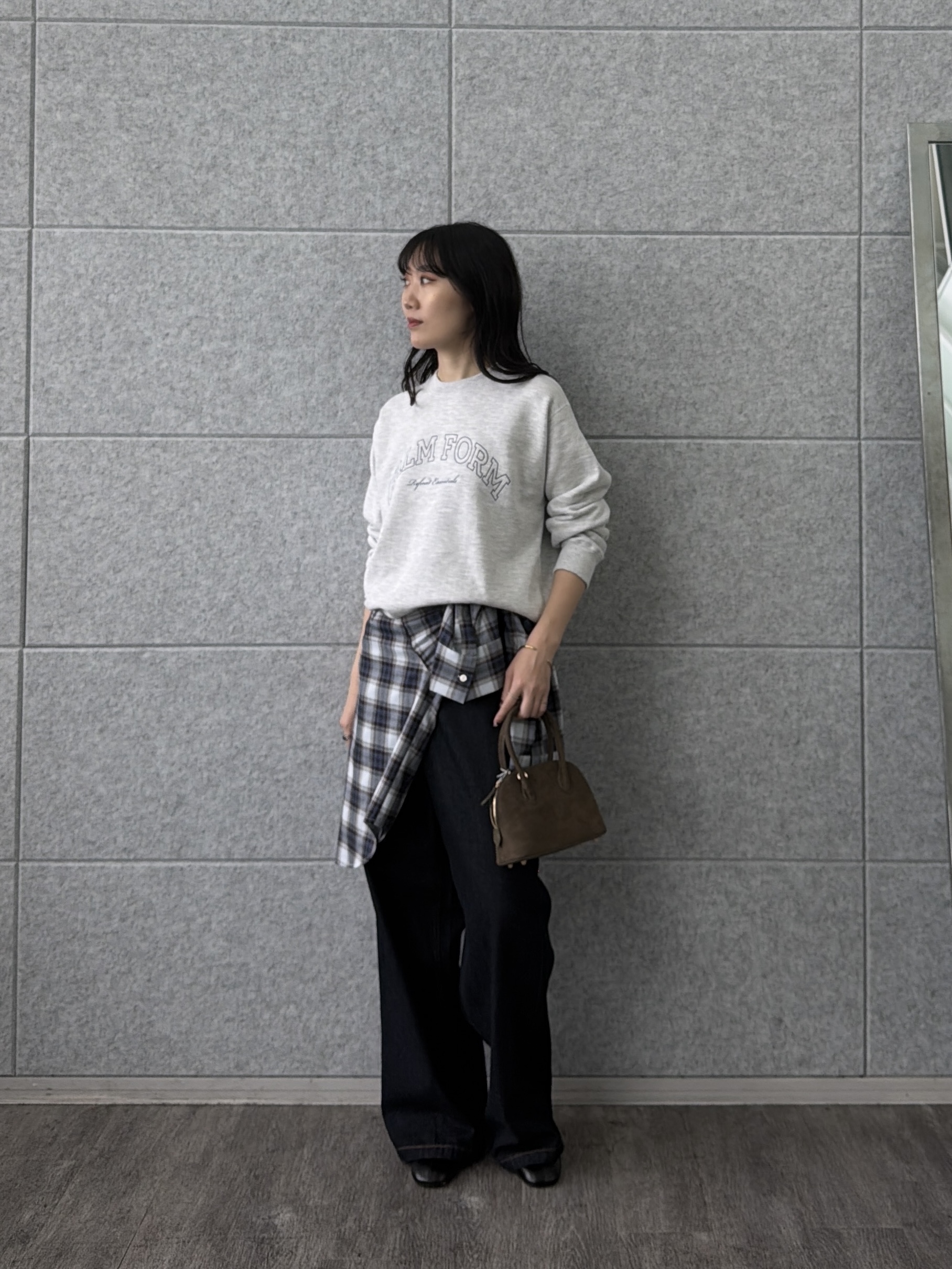 rinaさんの「INDIVI｜フォルムロゴスウェット」を使ったコーディネート