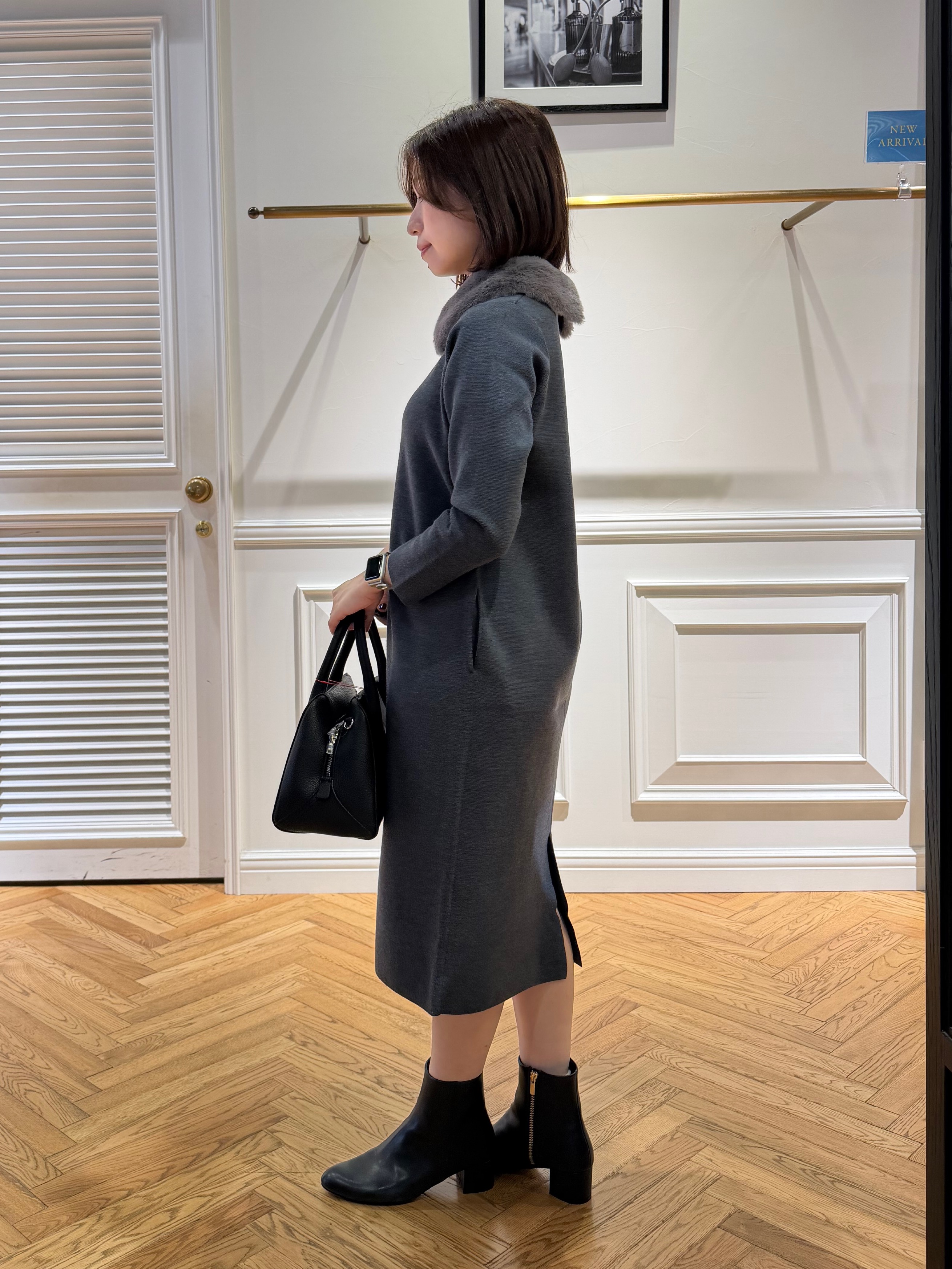 つじ まこさんの「DRESSTERIOR｜ファーカラーニットワンピース」を使ったコーディネート