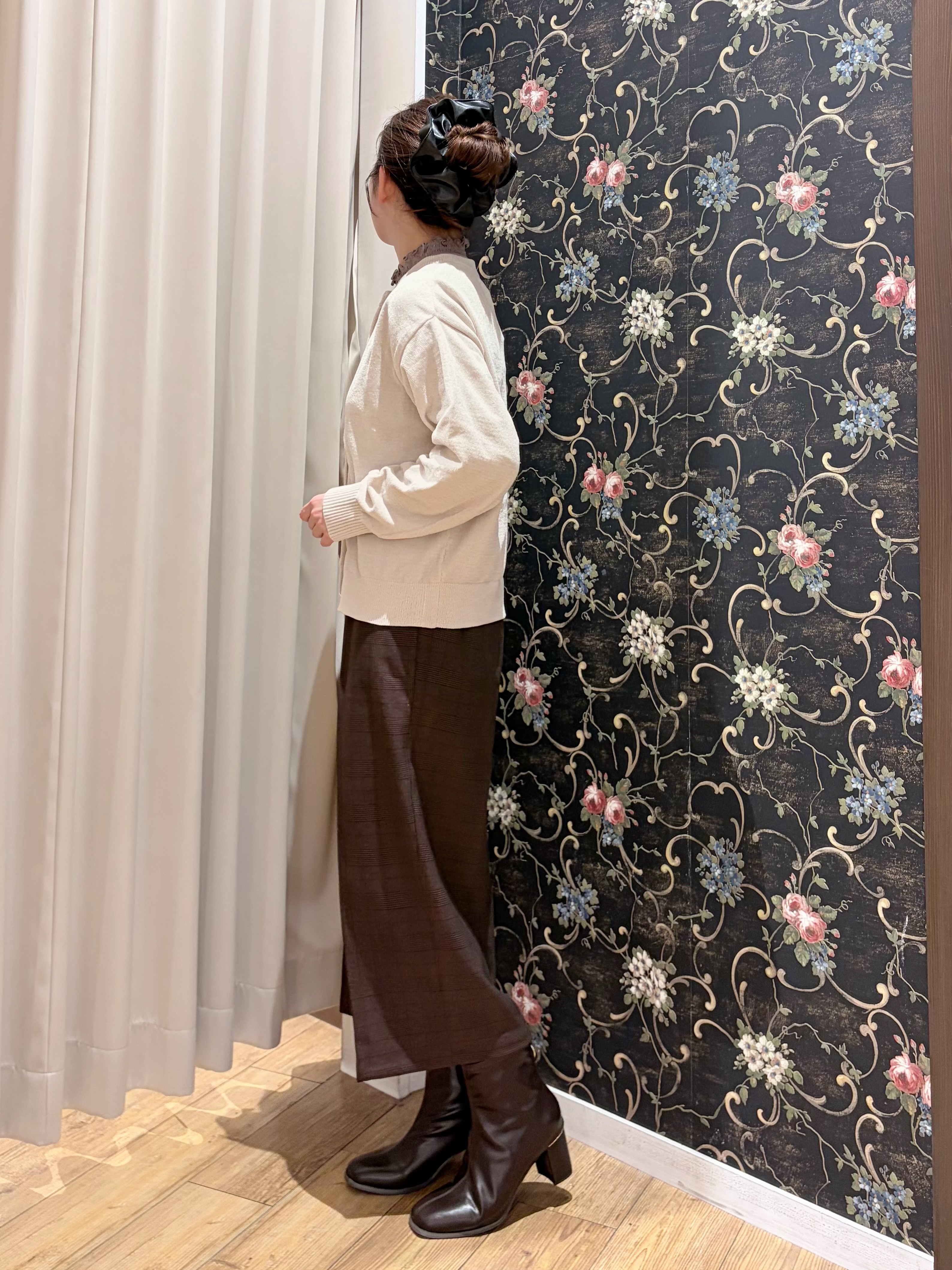 おうめさんの「SHOO･LA･RUE｜【S-LL/洗濯機可】手触りやわらか ミニモール金ボタンカーディガン」を使ったコーディネート