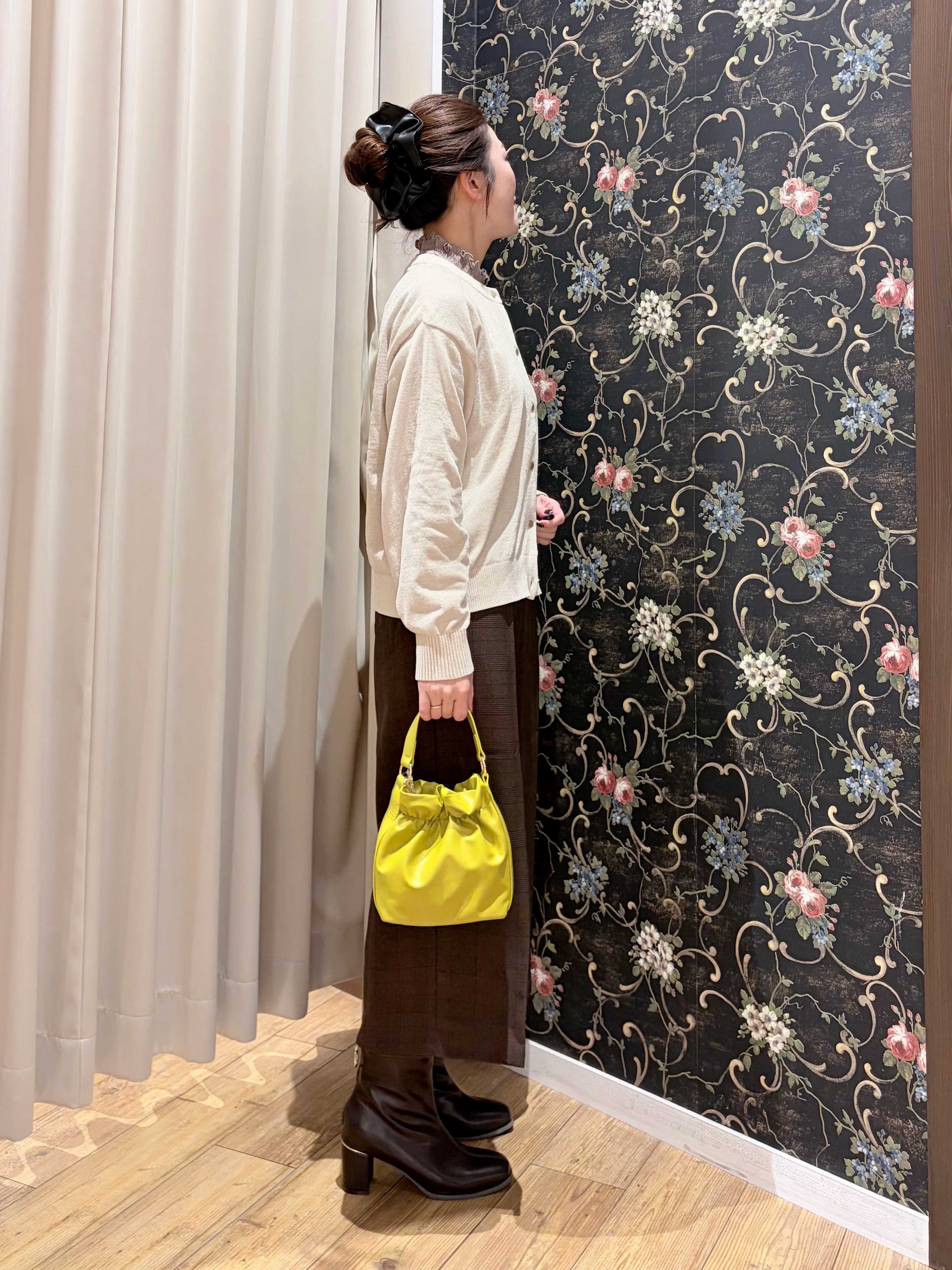 おうめさんの「SHOO･LA･RUE｜【S-LL/洗濯機可】手触りやわらか ミニモール金ボタンカーディガン」を使ったコーディネート