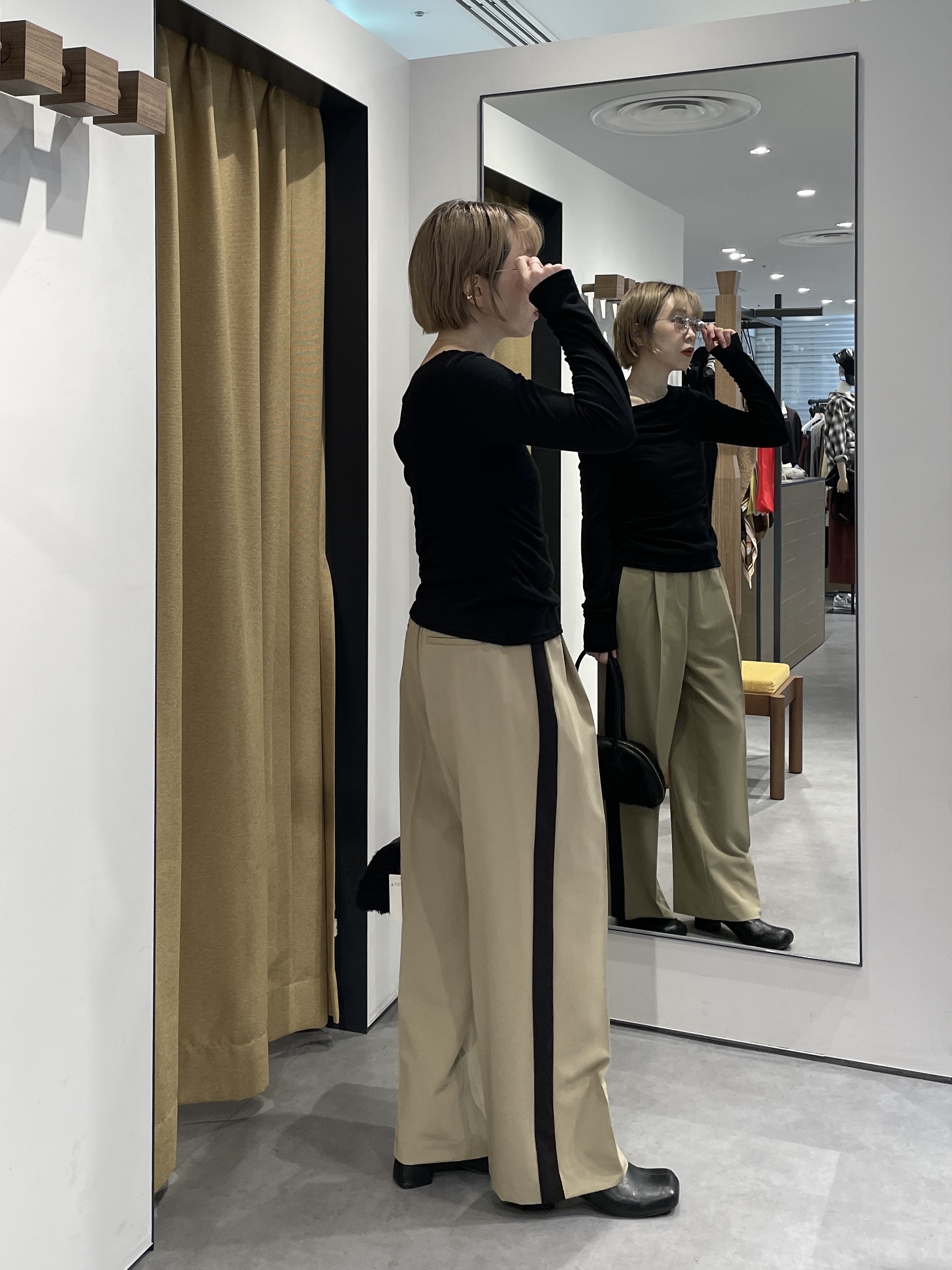 mikuさんの「INDIVI｜Comfy Slacks｜イージーサイドラインワイドパンツ【LIVE紹介／上枝みどりさん着用／通勤】」を使ったコーディネート