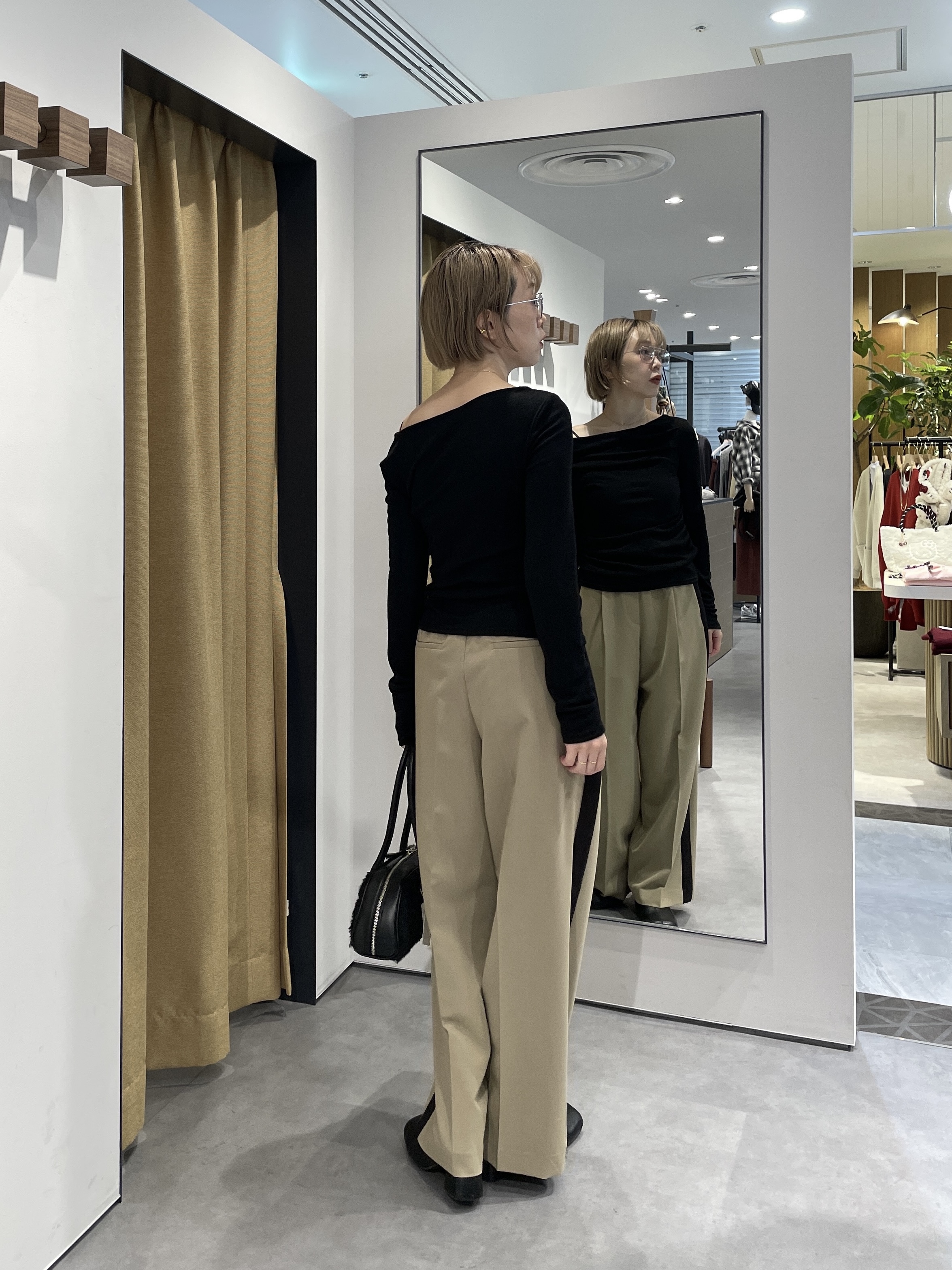 mikuさんの「INDIVI｜Comfy Slacks｜イージーサイドラインワイドパンツ【LIVE紹介／上枝みどりさん着用／通勤】」を使ったコーディネート