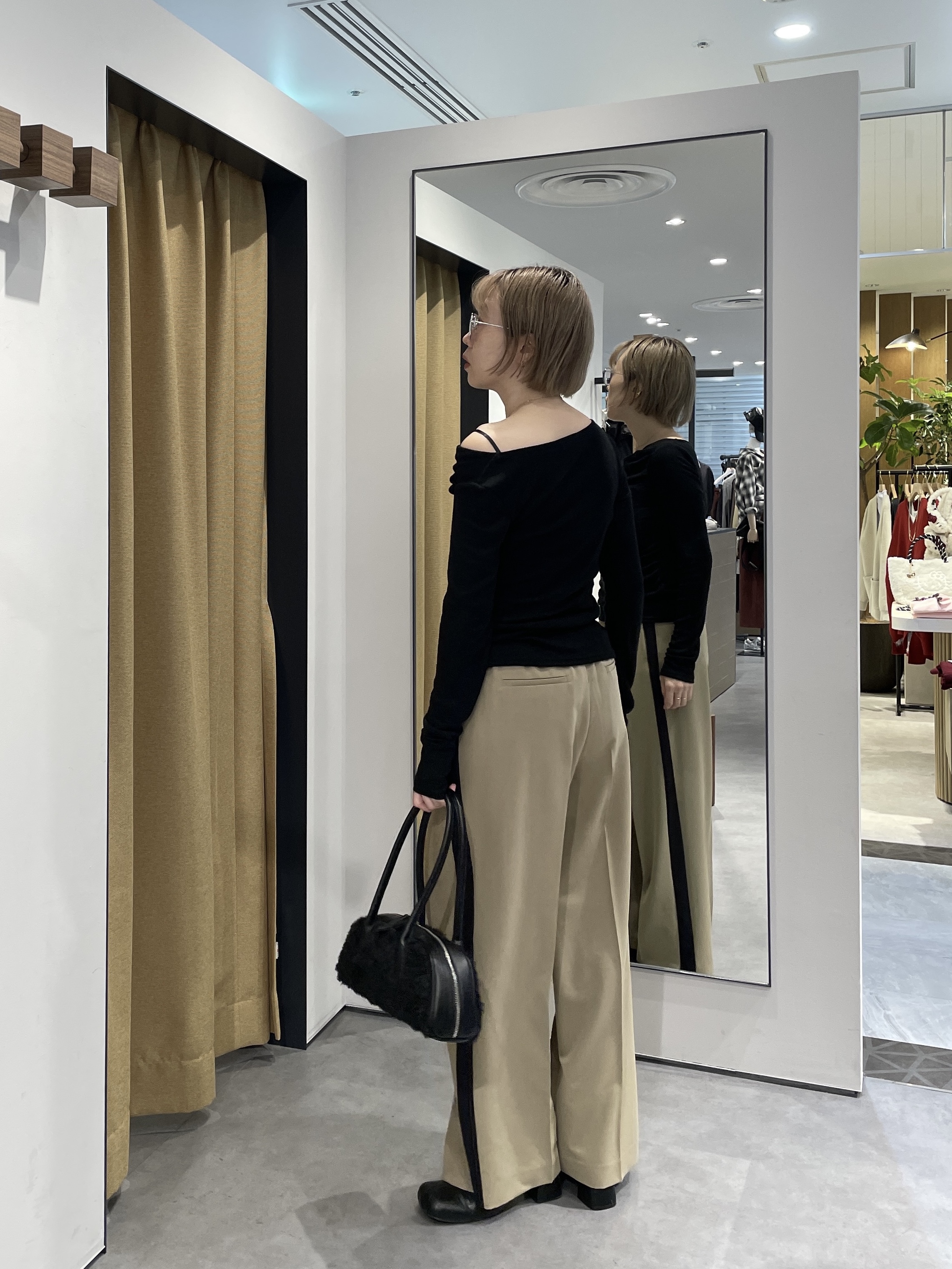mikuさんの「INDIVI｜Comfy Slacks｜イージーサイドラインワイドパンツ【LIVE紹介／上枝みどりさん着用／通勤】」を使ったコーディネート