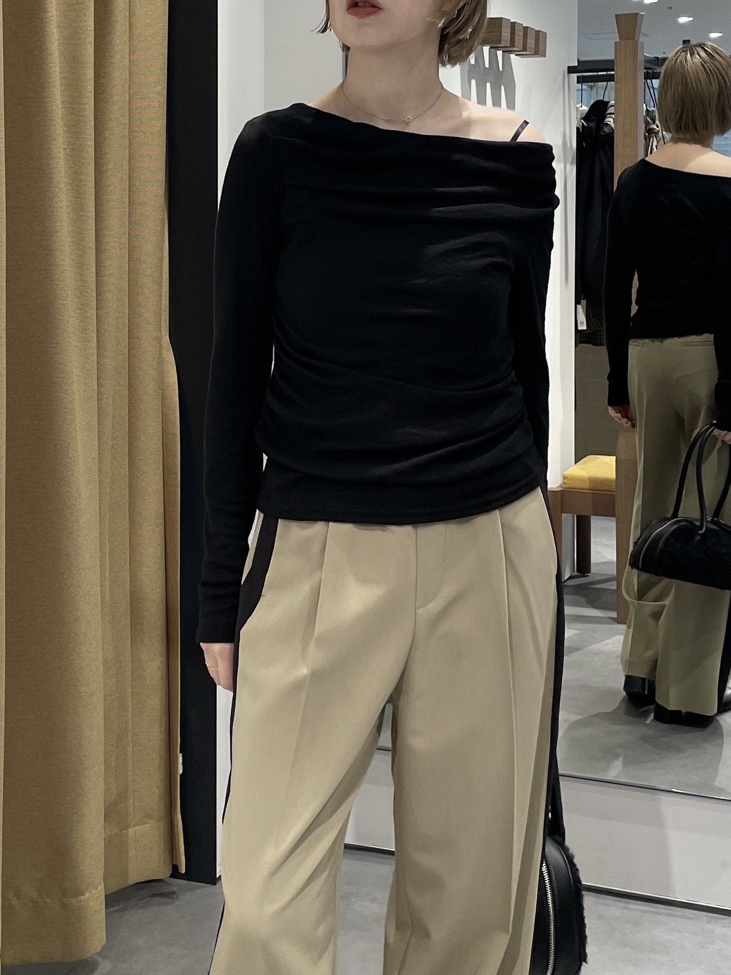 mikuさんの「INDIVI｜Comfy Slacks｜イージーサイドラインワイドパンツ【LIVE紹介／上枝みどりさん着用／通勤】」を使ったコーディネート