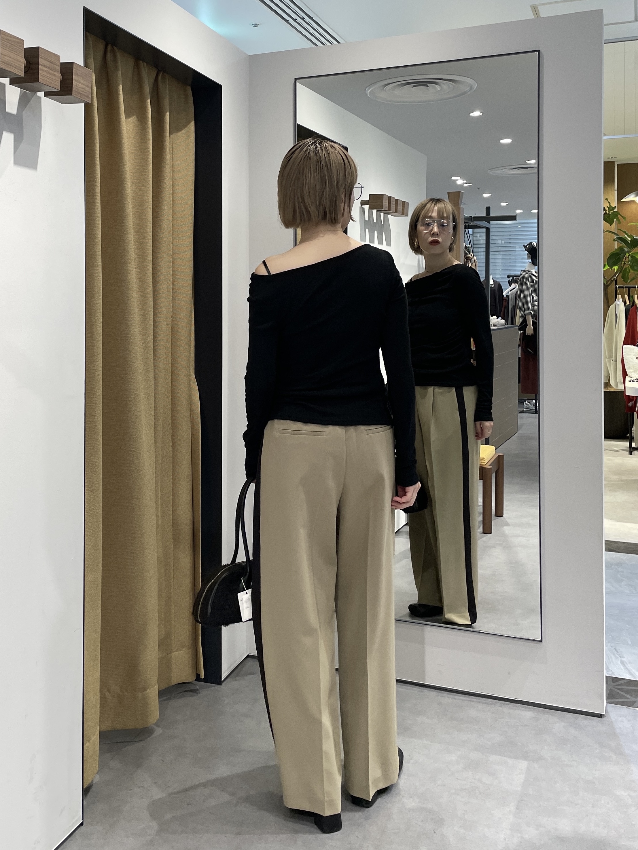 mikuさんの「INDIVI｜Comfy Slacks｜イージーサイドラインワイドパンツ【LIVE紹介／上枝みどりさん着用／通勤】」を使ったコーディネート