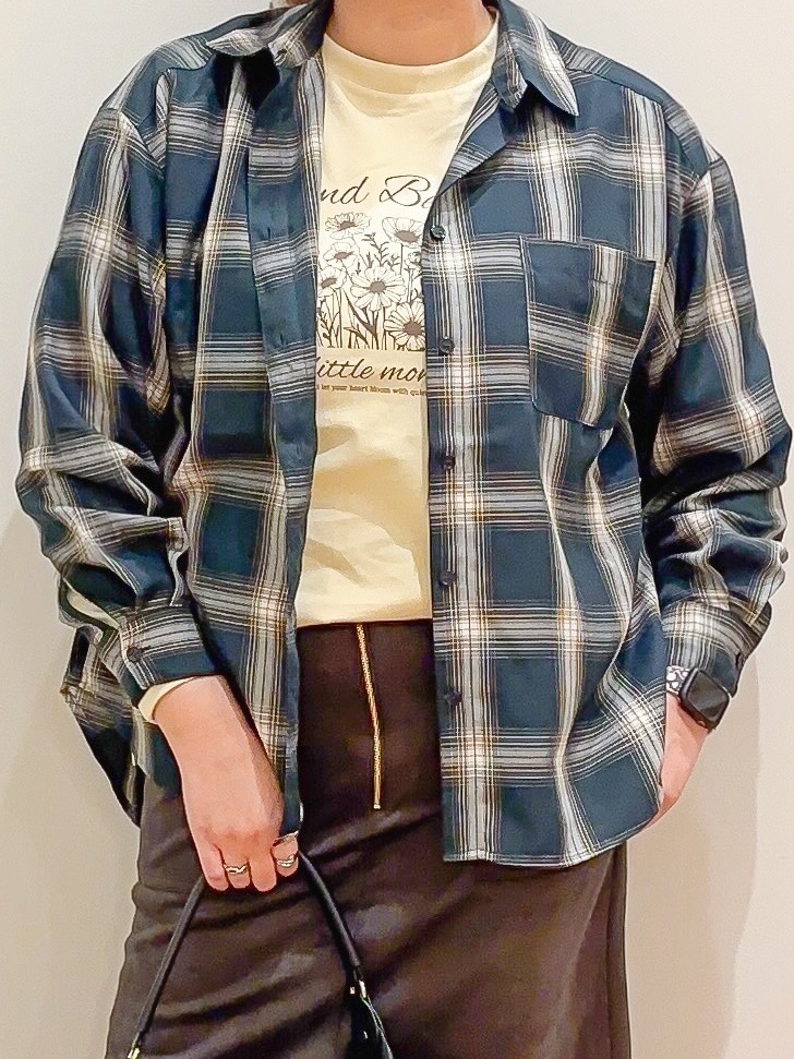 naoさんの「SHOO･LA･RUE｜【洗濯後しわになりにくい/S-LL】気分で選ぶ 大人のデイリー使いに ベーシックシャツ」を使ったコーディネート