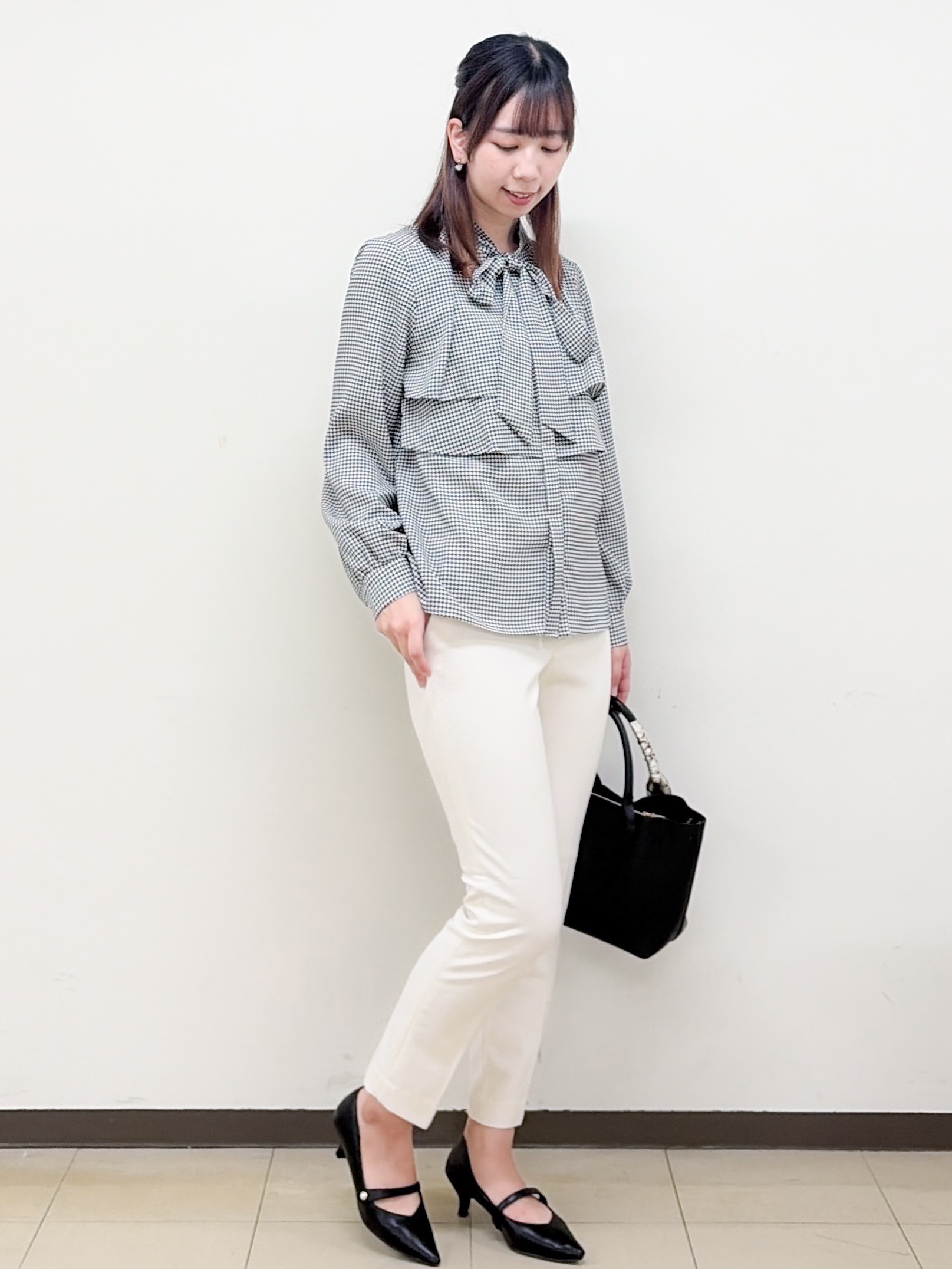 yurinaさんの「index｜【防シワ】ダブルフレアボウタイブラウス《洗濯機OK／イージーアイロン》」を使ったコーディネート