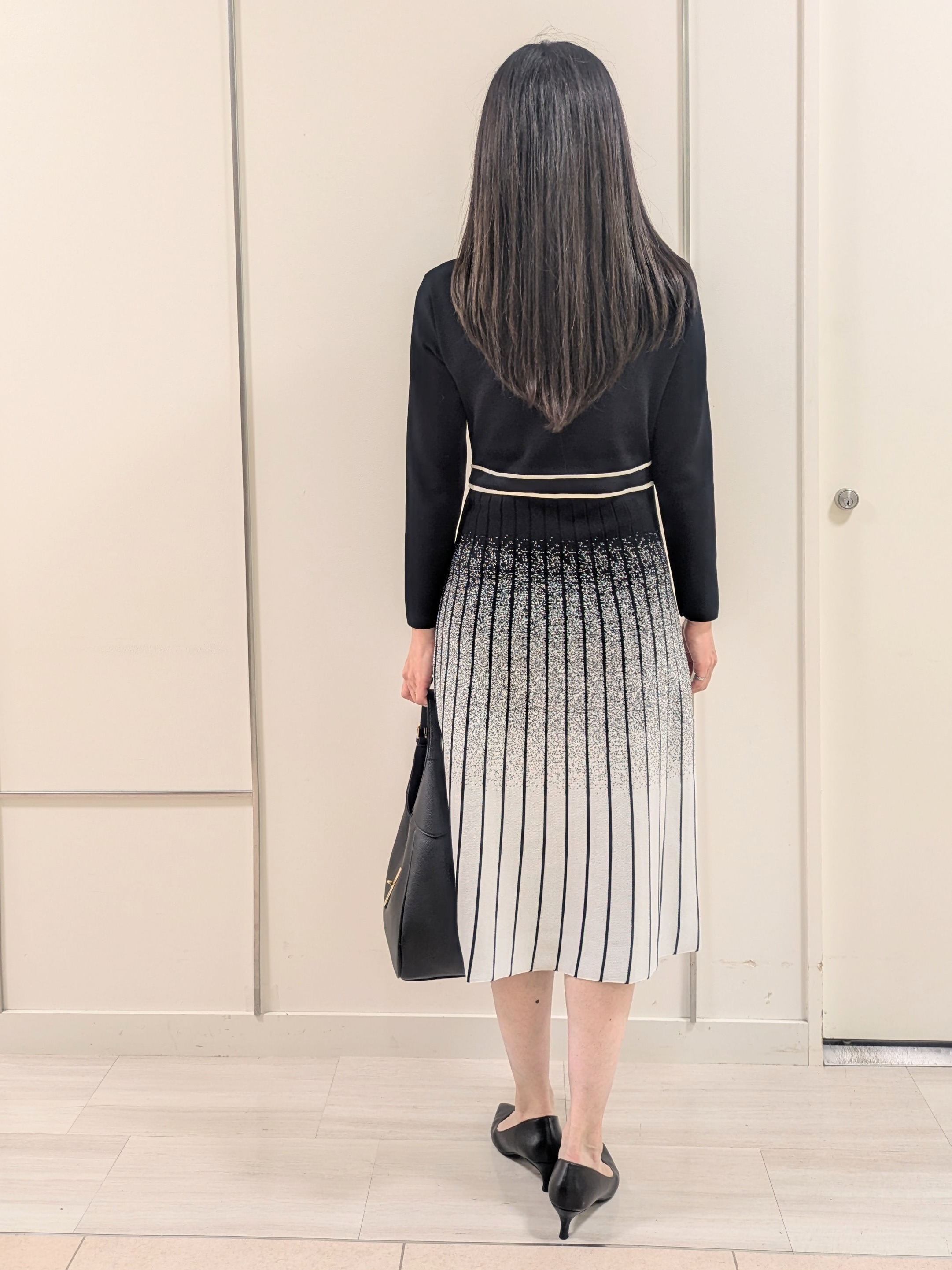 mikiさんの「COUP DE CHANCE｜【手洗い可／日本製】グラデニットワンピース」を使ったコーディネート