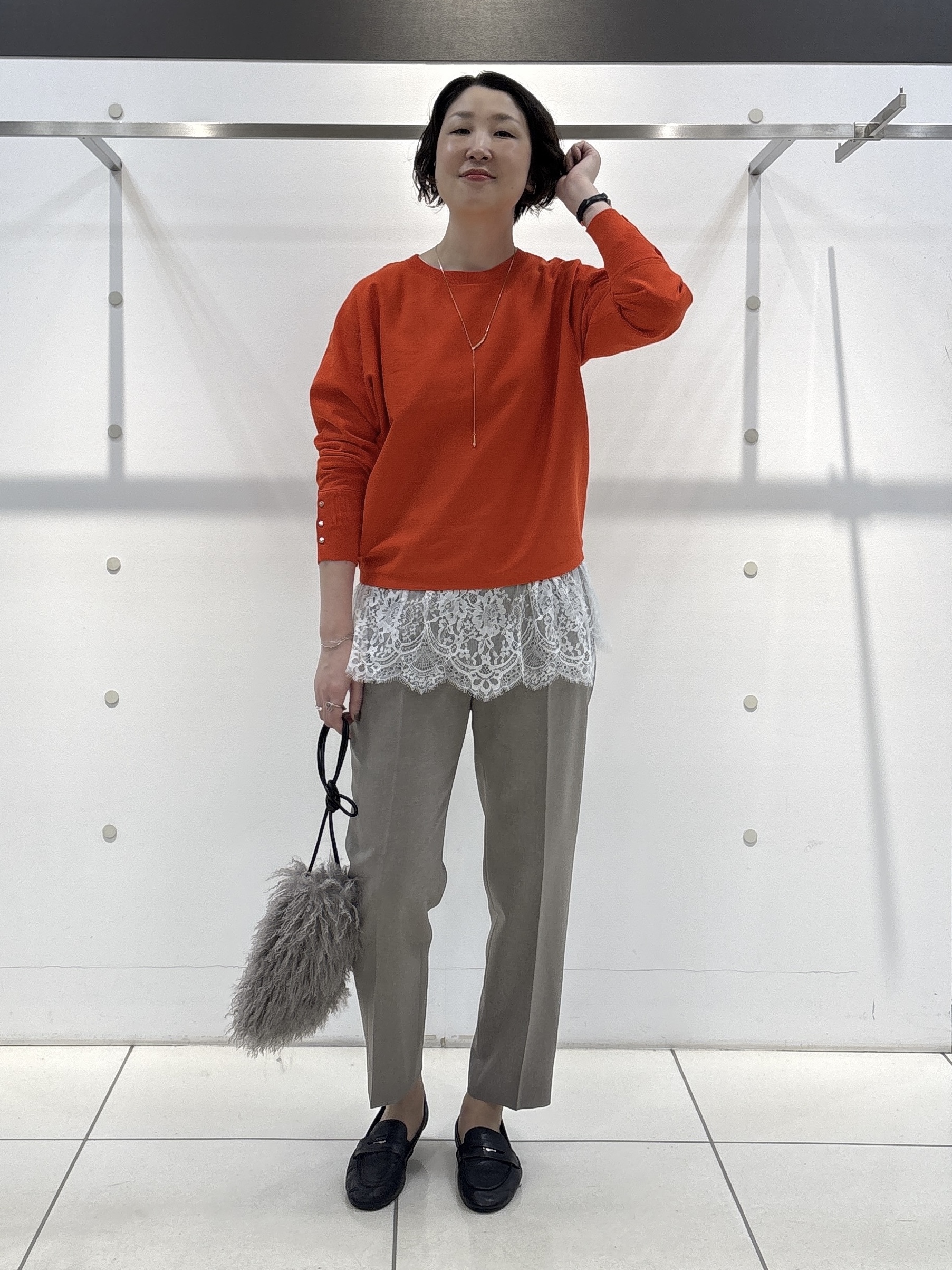 yuriさんの「INDIVI｜【洗える／通勤／スーツ】メランジストレッチ テーパードパンツ」を使ったコーディネート