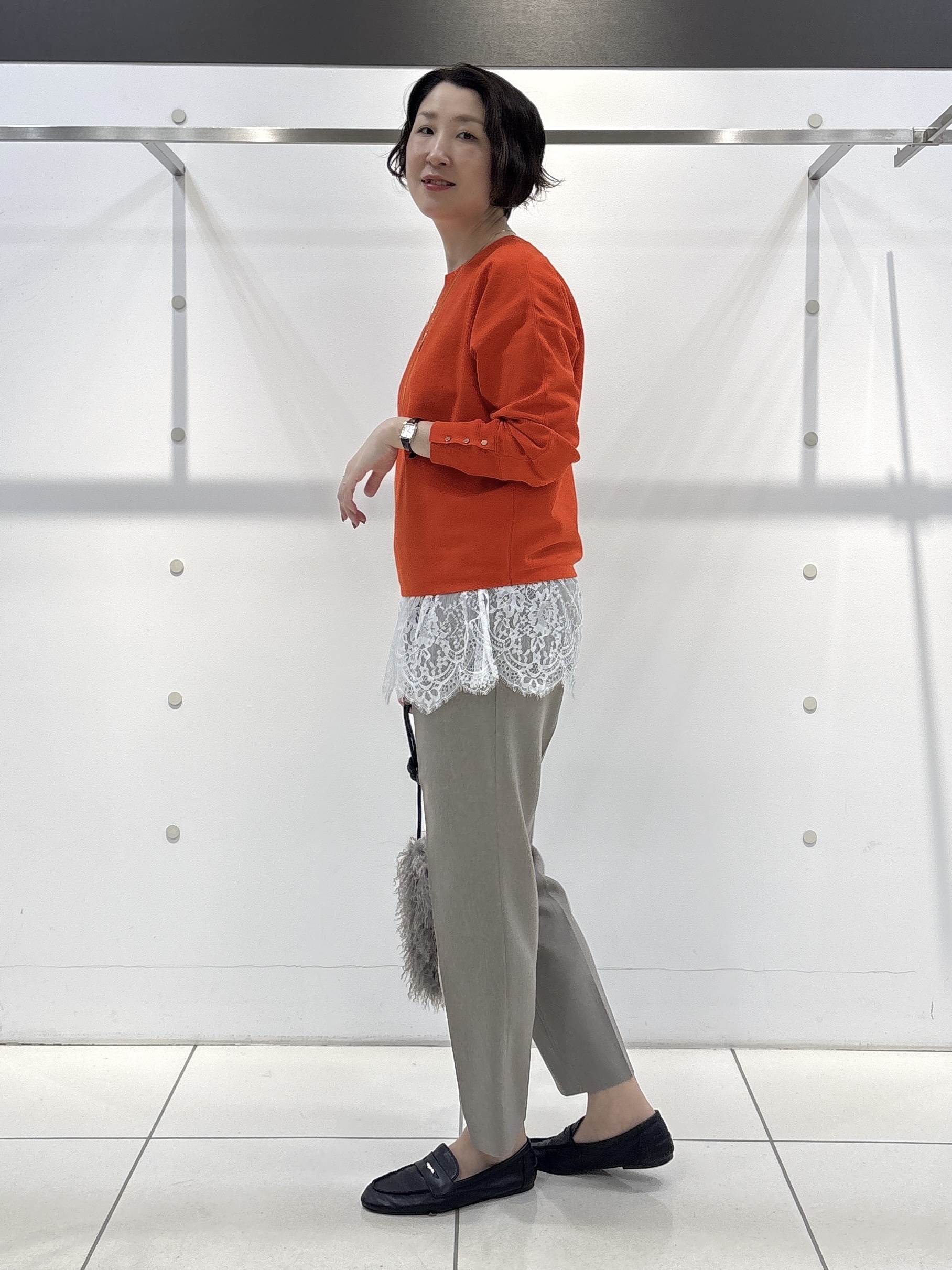 yuriさんの「INDIVI｜【洗える／通勤／スーツ】メランジストレッチ テーパードパンツ」を使ったコーディネート