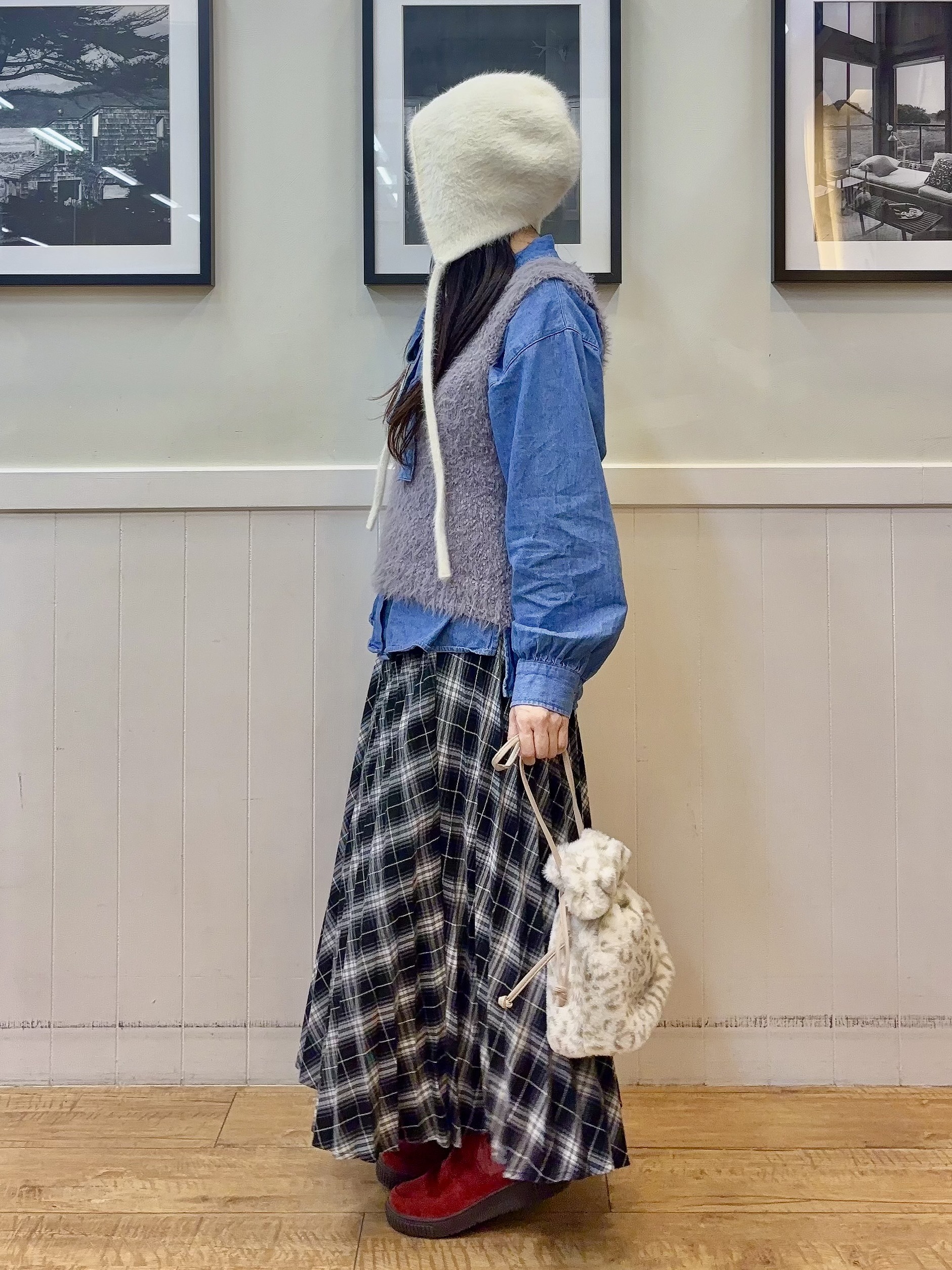 ゆうさんの「SHOO･LA･RUE｜【洗濯機可】重ねるだけで華やかに ふわふわシャギーベスト」を使ったコーディネート