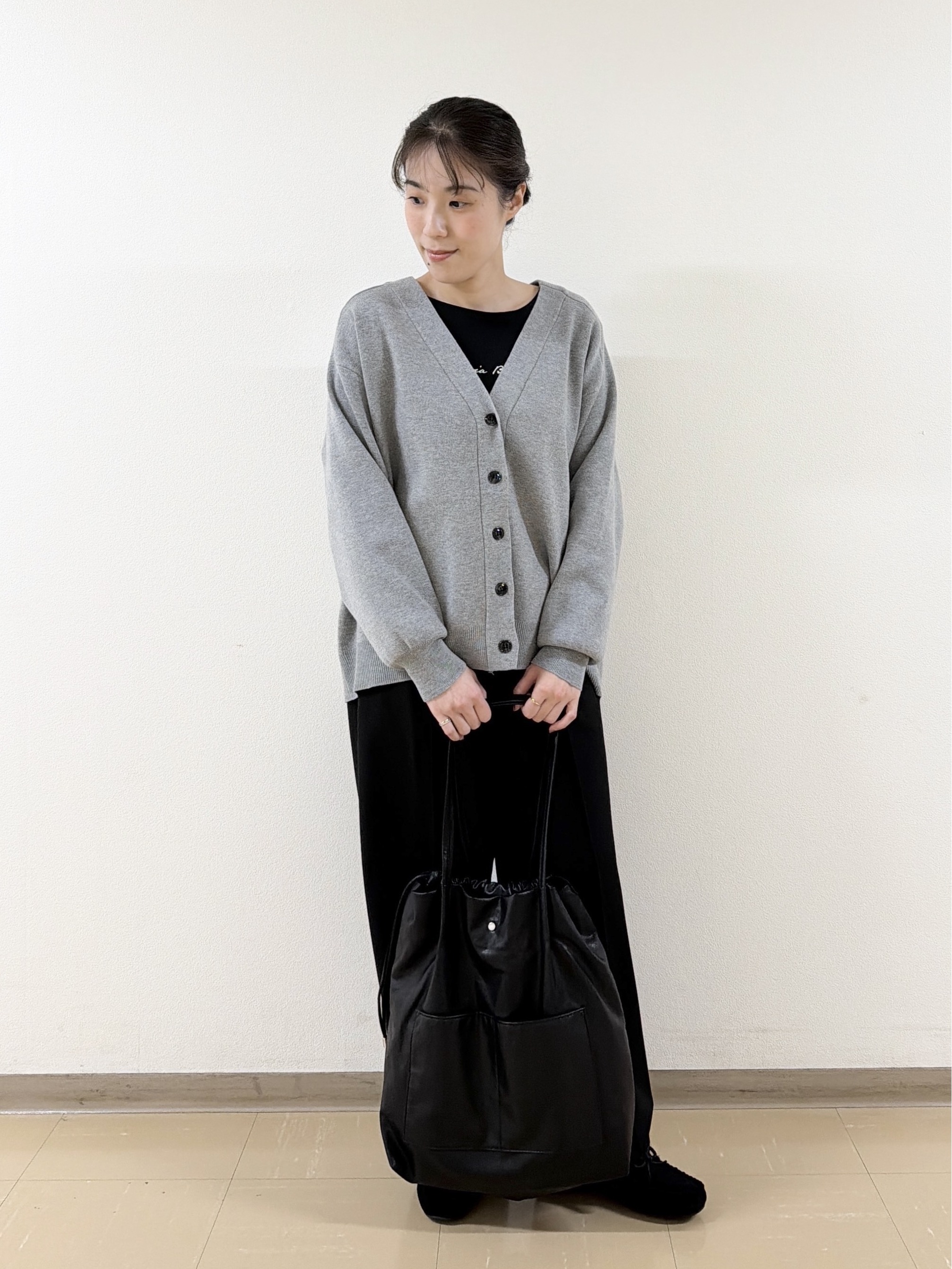 あんづさんの「SHOO･LA･RUE｜【毛玉になりにくい/S-LL/洗濯機可/体型カバー】Vネックゆったりカーディガン」を使ったコーディネート