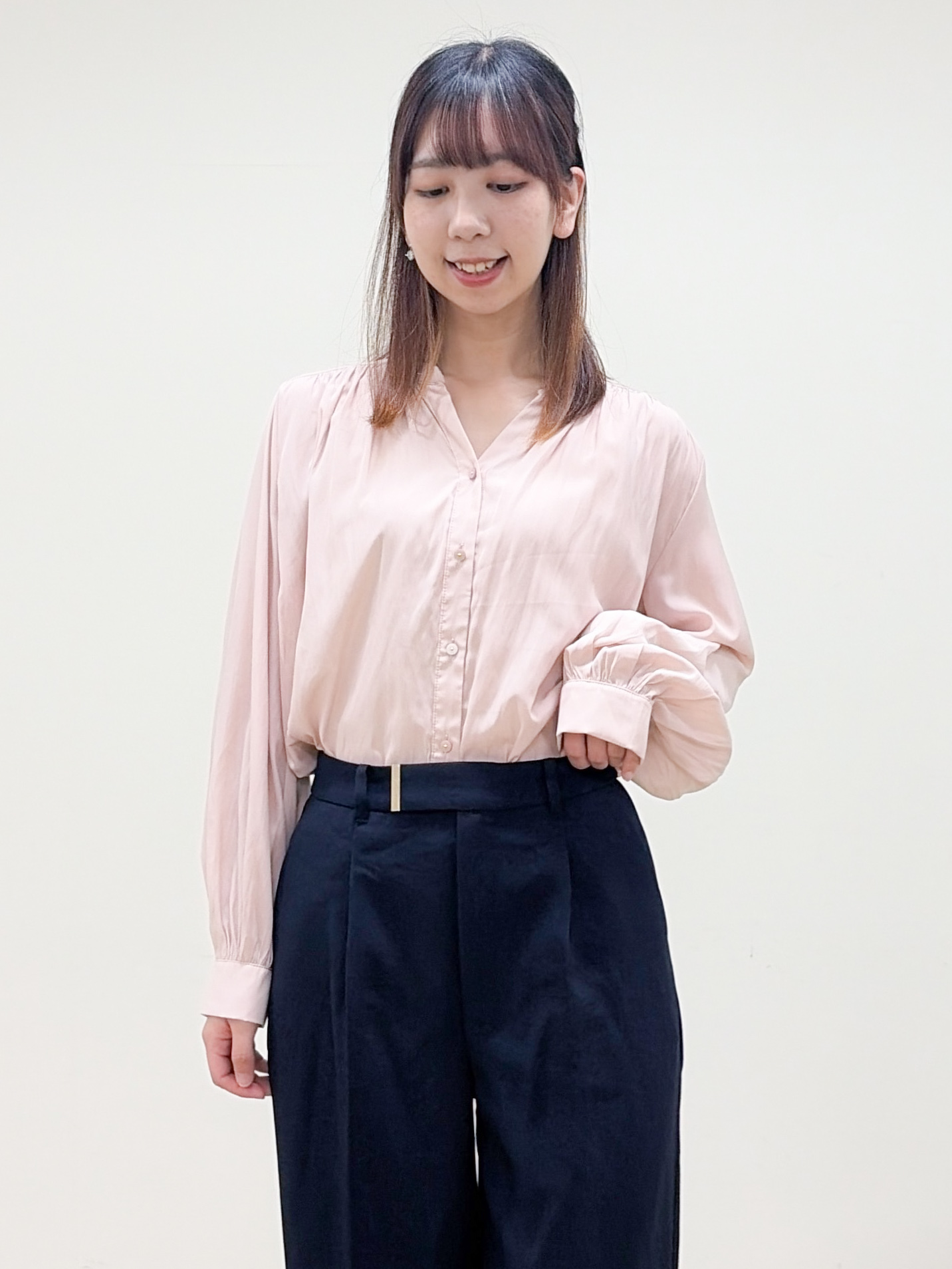 yurinaさんの「index｜【防シワ】パウダーサテンギャザーブラウス《洗濯機OK／イージーアイロン》」を使ったコーディネート
